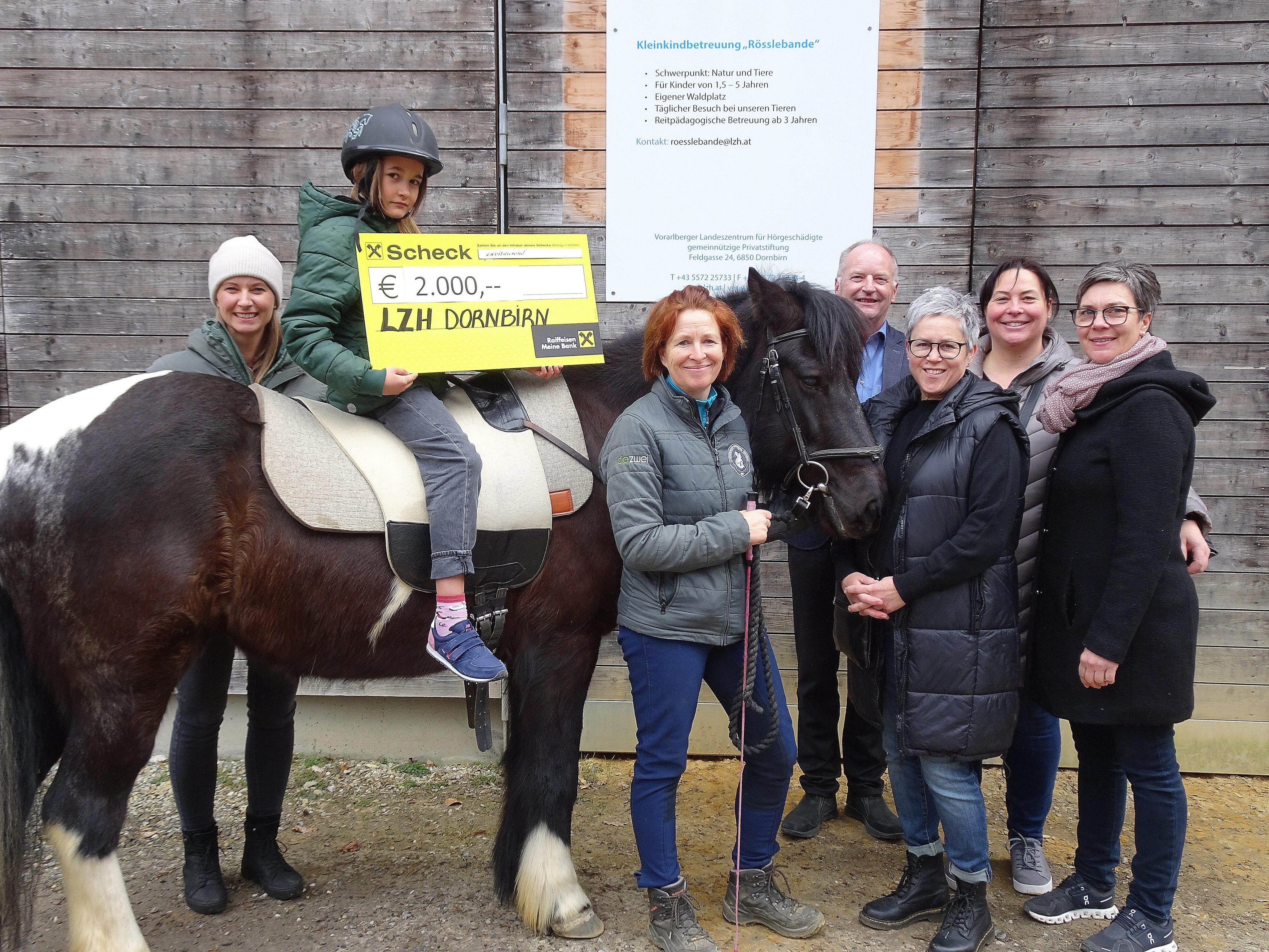 Das Team vom LZH Dornbirn freute sich über die großzügige Unterstützung von den "Schnitzeldamen" Heike Spiegel, Cornelia und Ulrike Rhomberg.