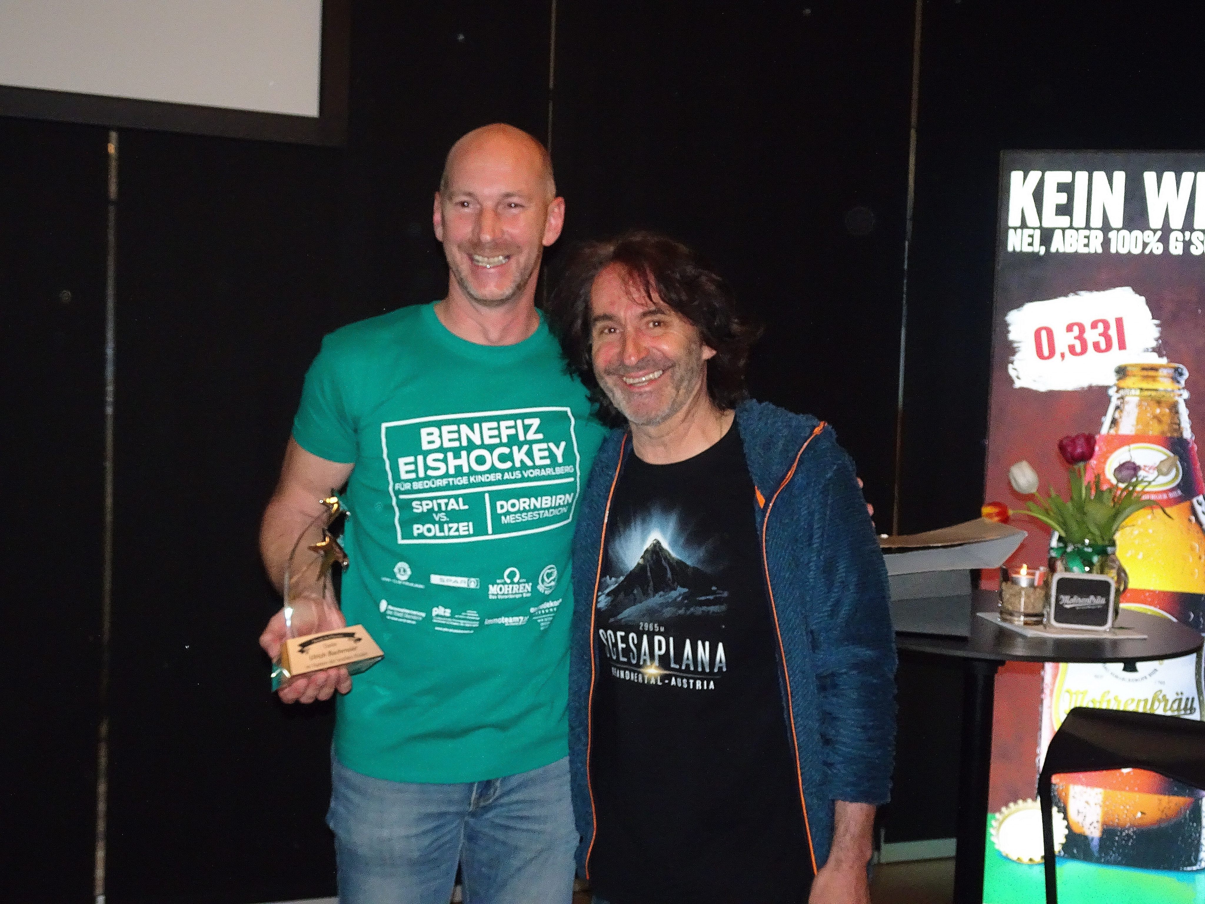 Joe Fritsche von Stunde des Herzens (re.) überreichte Organisator Ulrich Bachmeier als Dankeschön für sein langjähriges Engagement einen Award der Menschlichkeit. Joe Fritsche von Stunde des Herzens (re.) überreichte Organisator Ulrich Bachmeier als Dankeschön für sein langjähriges Engagement einen Award der Menschlichkeit.