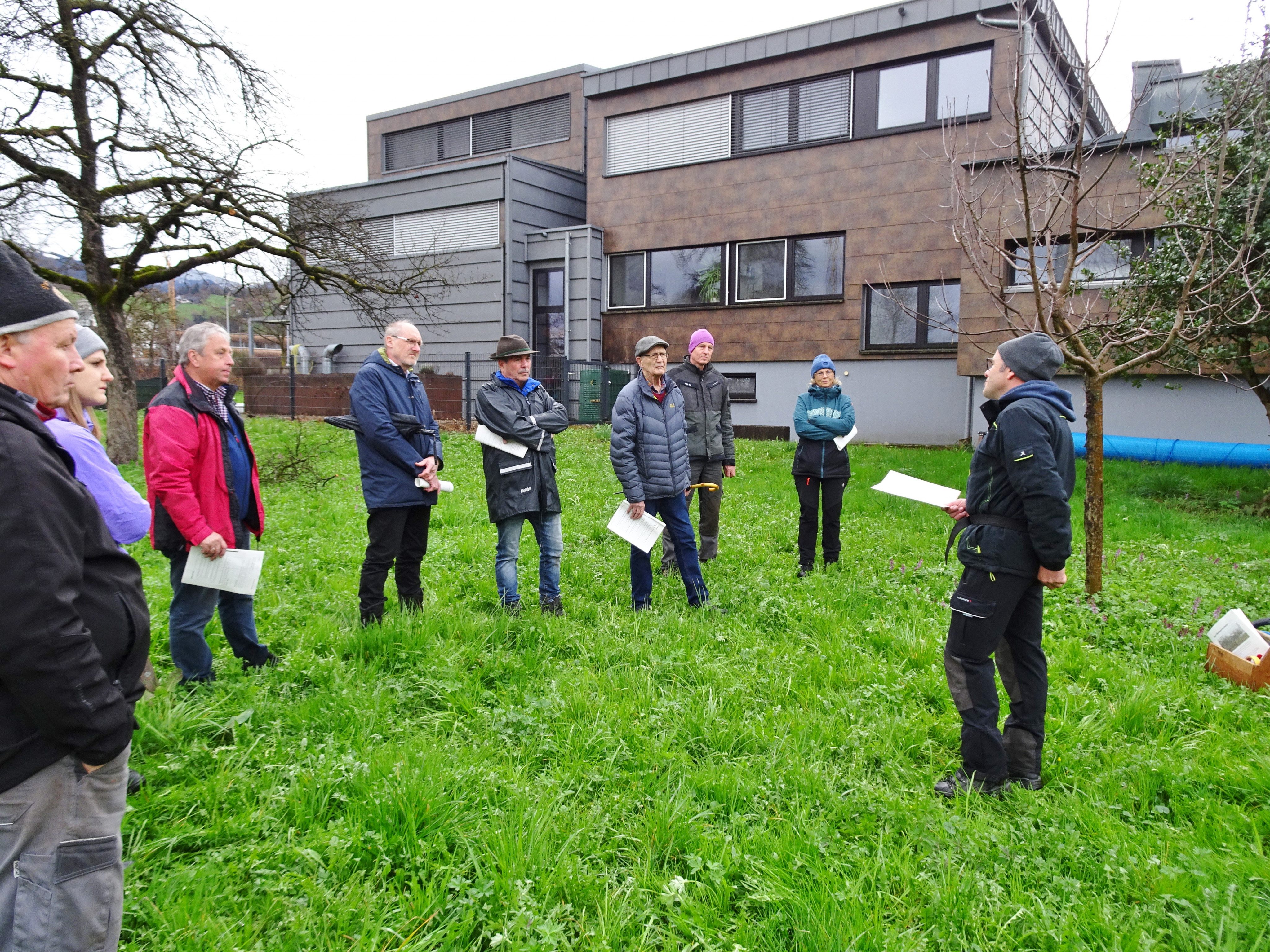 Baumwärter Michael Gunz fungierte dieses Jahrs als Referent beim Schnittkurs des OGV Dornbirn. Baumwärter Michael Gunz fungierte dieses Jahrs als Referent beim Schnittkurs des OGV Dornbirn.