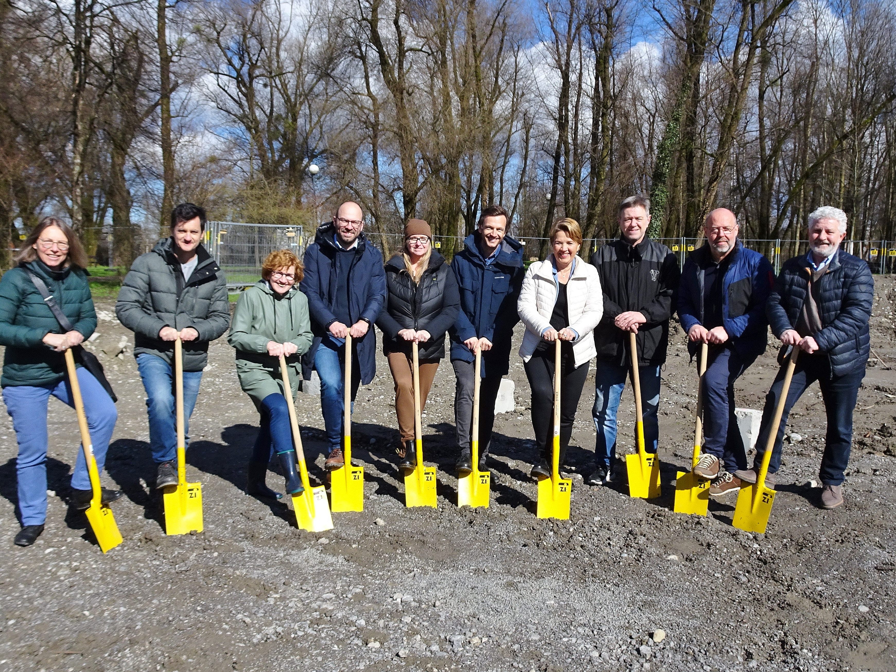 Mit dem Spatenstich erfolgte am 15. März der offizielle Baustart für den neuen Naturkindergarten Niederbahn. Mit dem Spatenstich erfolgte am 15. März der offizielle Baustart für den neuen Naturkindergarten Niederbahn.