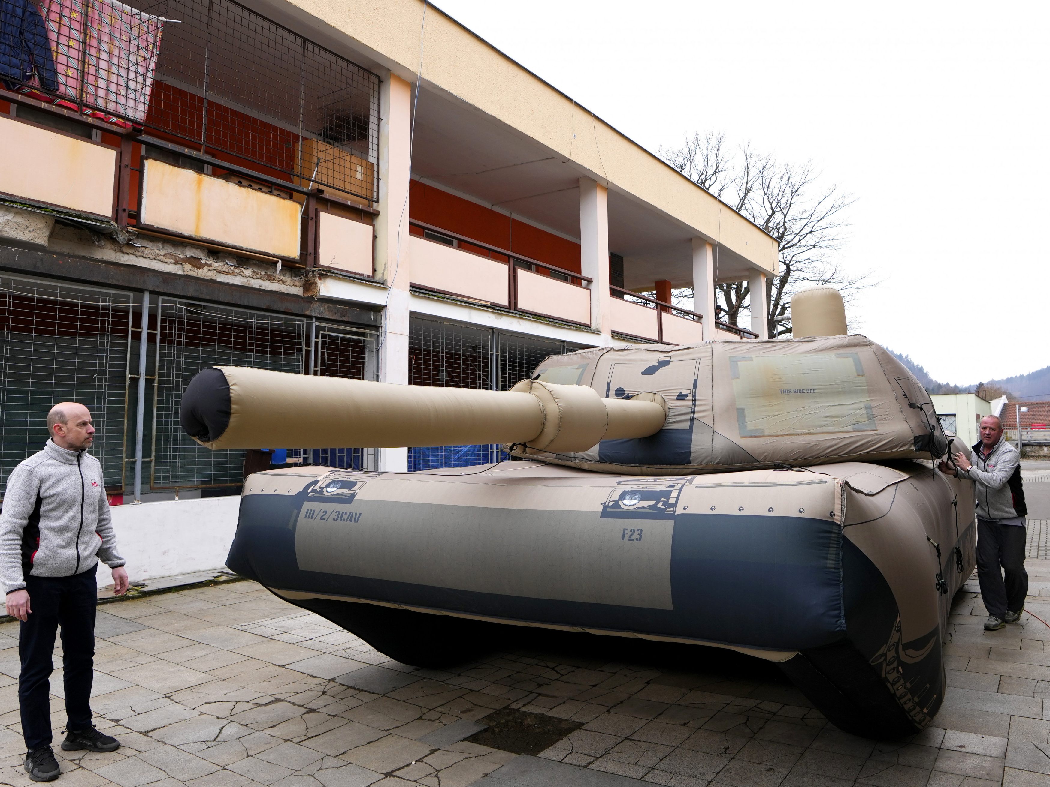 Aufblasbare Panzer aus Tschechien - Hier die Attrappe eines amerikanischen Abrams-Panzers.