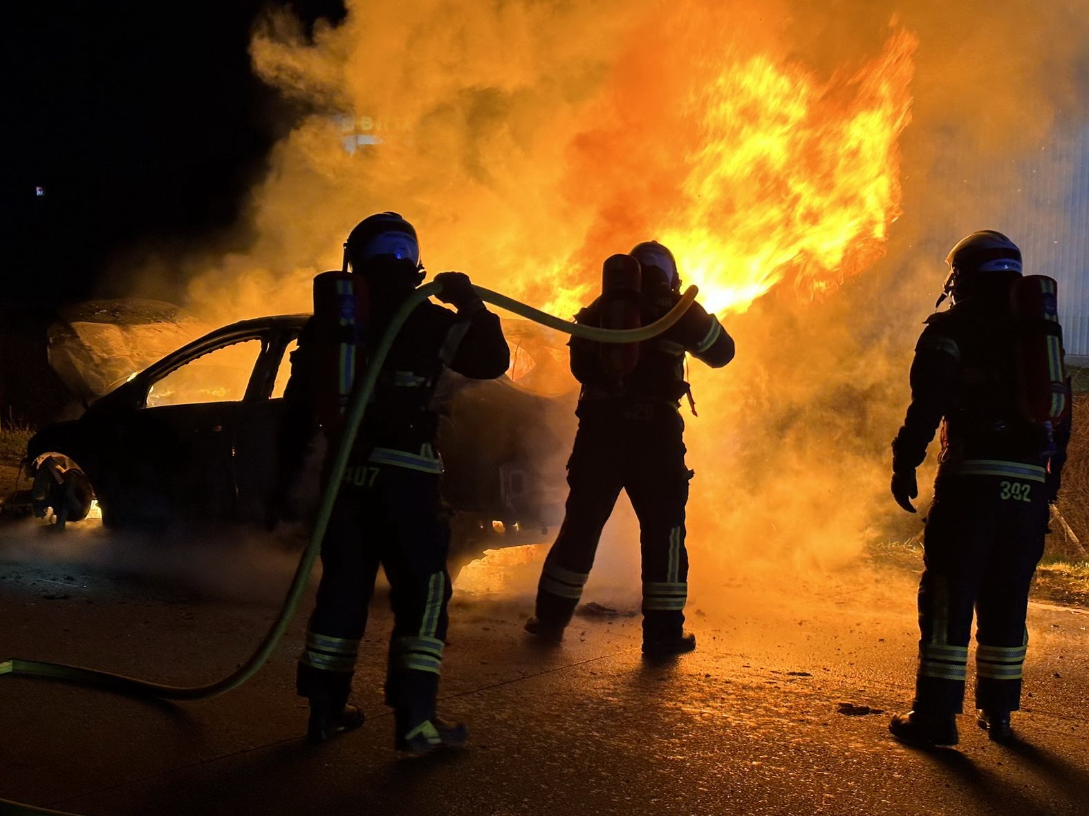 Auf der Südautobahn geriet bei Wiener Neudorf ein Fahrzeug in Vollbrand.