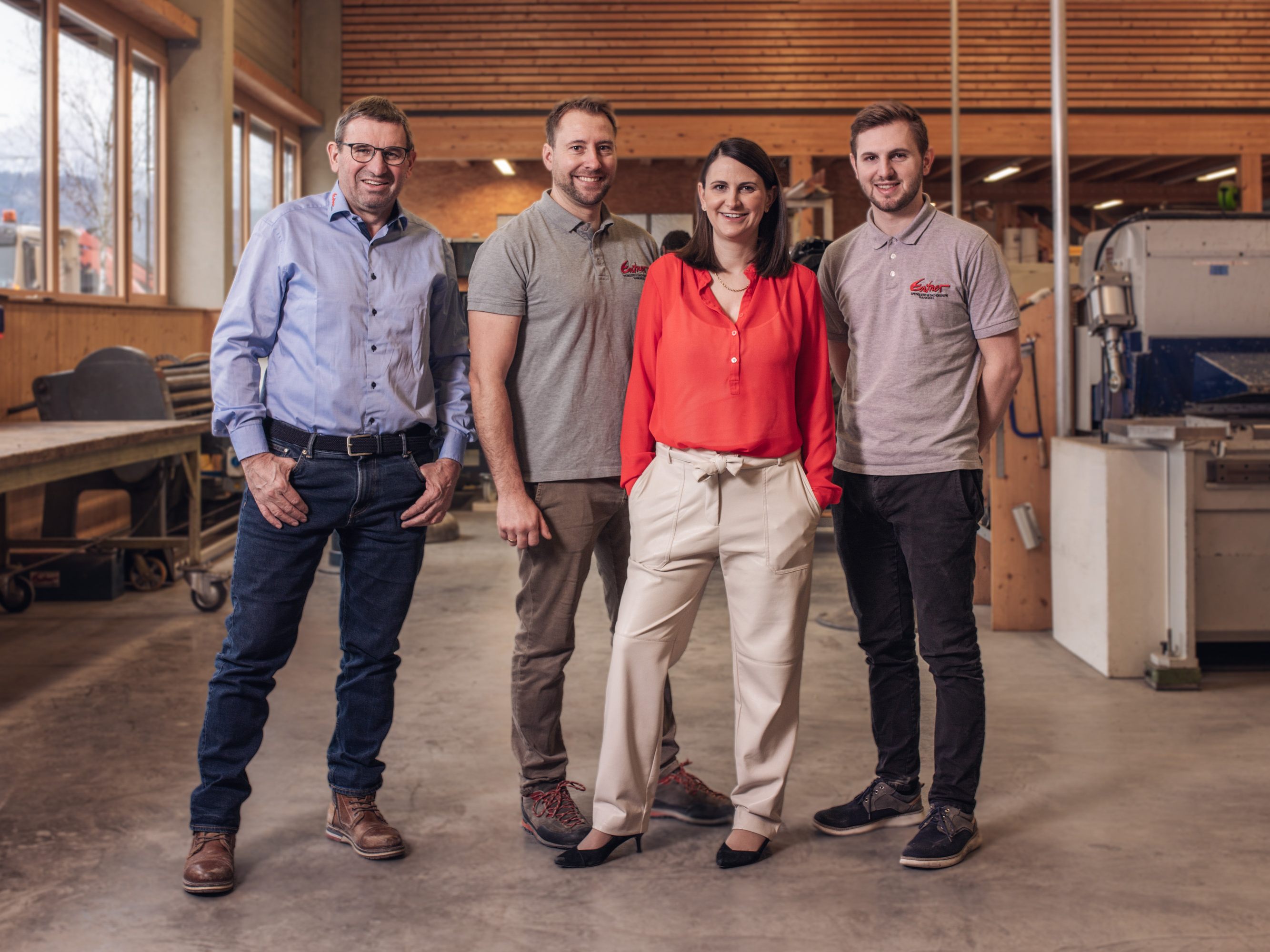 Alt-Geschäftsführer Joachim Entner mit dem neuen Führungstrio Elias Entner, Jasmin Entner und Alexander Entner.