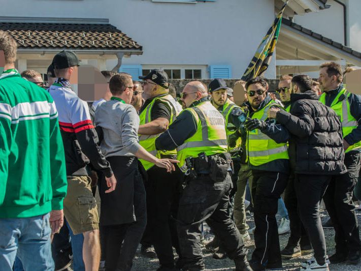 Es wurden fünf Sicherheitsleute verletzt. Es wurden fünf Sicherheitsleute verletzt.