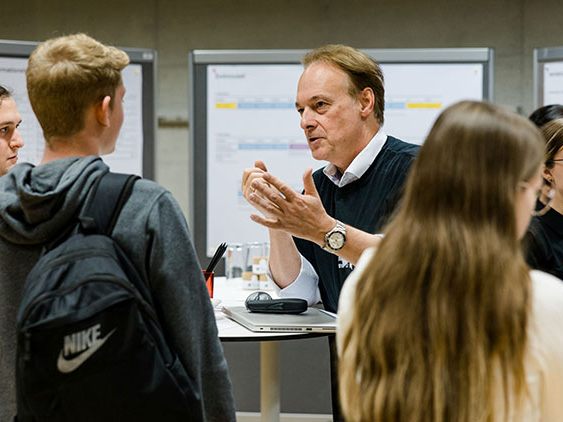 Beim Infoabend der FHV stehen persönliche Beratungsgespräche im Fokus. Credit: FHV/Nina Bröll Beim Infoabend der FHV stehen persönliche Beratungsgespräche im Fokus. Credit: FHV/Nina Bröll