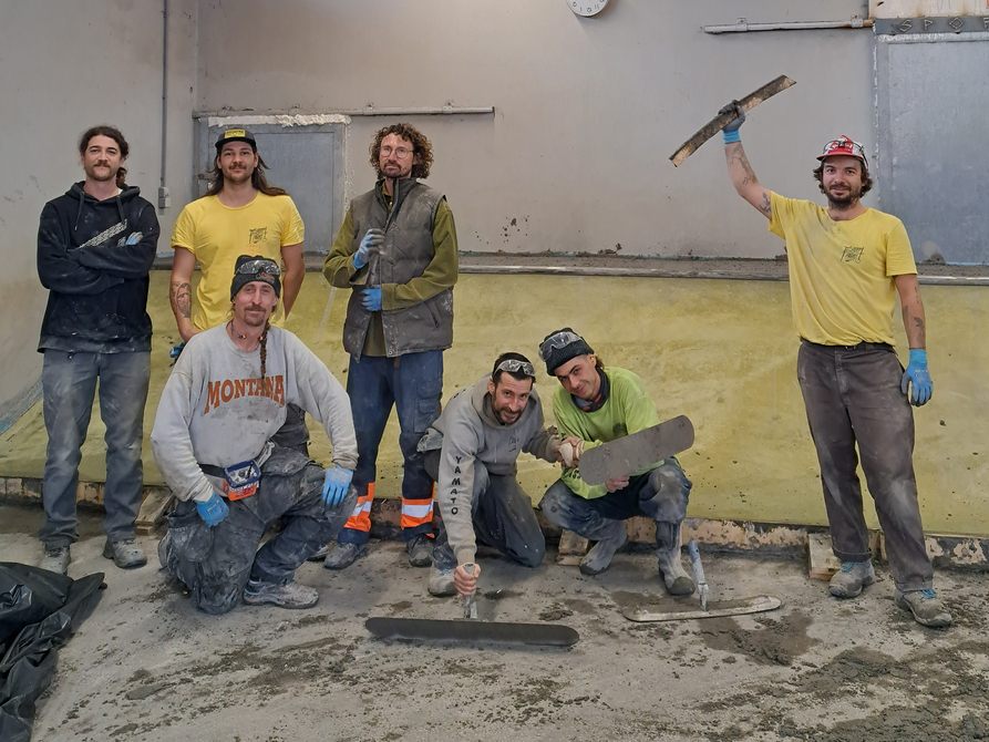 Das Team der Firma Spoffparks, welche die Rampen in der Skatehalle gebaut hat: Ruben, Luki, Matt, Frido, Ben, Nikki, Alois (v. l.) Das Team der Firma Spoffparks, welche die Rampen in der Skatehalle gebaut hat: Ruben, Luki, Matt, Frido, Ben, Nikki, Alois (v. l.)