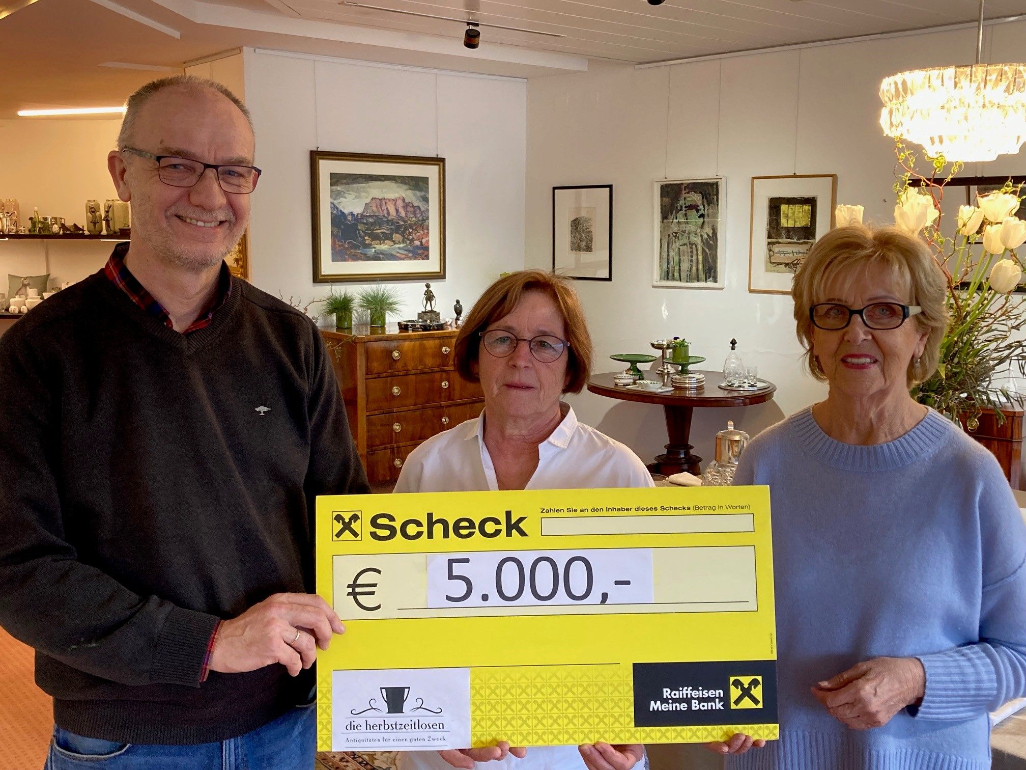 Margit Fleisch und Brigitte Mathis übergaben stellvertretend einen Spendenscheck in Höhe von 5.000 Euro an Karl Bitschnau, Leiter von Hospiz Vorarlberg. Margit Fleisch und Brigitte Mathis übergaben stellvertretend einen Spendenscheck in Höhe von 5.000 Euro an Karl Bitschnau, Leiter von Hospiz Vorarlberg.