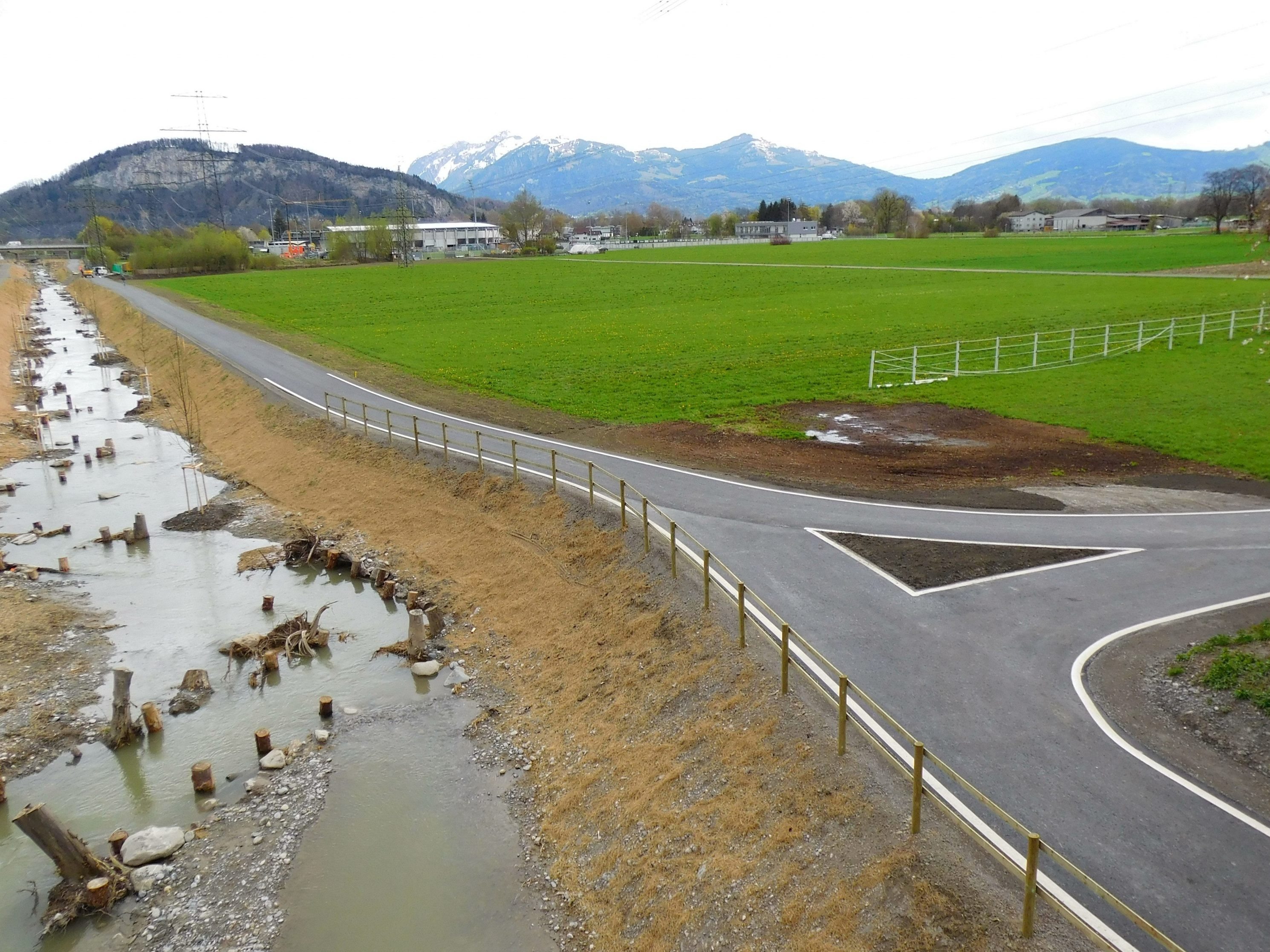 Bei der Renaturierung des Emmebachs sind Ökologie, Hochwasserschutz und Naherholungsraum für den Menschen vereint worden Bei der Renaturierung des Emmebachs sind Ökologie, Hochwasserschutz und Naherholungsraum für den Menschen vereint worden