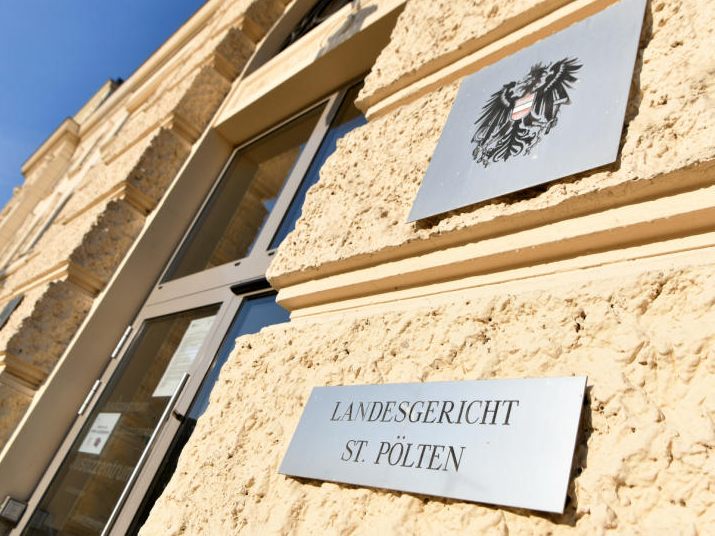 Der Prozess gegen ehemalige Mitarbeiter eines Pflegeheims in Niederösterreich endete mit drei Schuldsprüchen und einem Freispruch. Der Prozess gegen ehemalige Mitarbeiter eines Pflegeheims in Niederösterreich endete mit drei Schuldsprüchen und einem Freispruch.