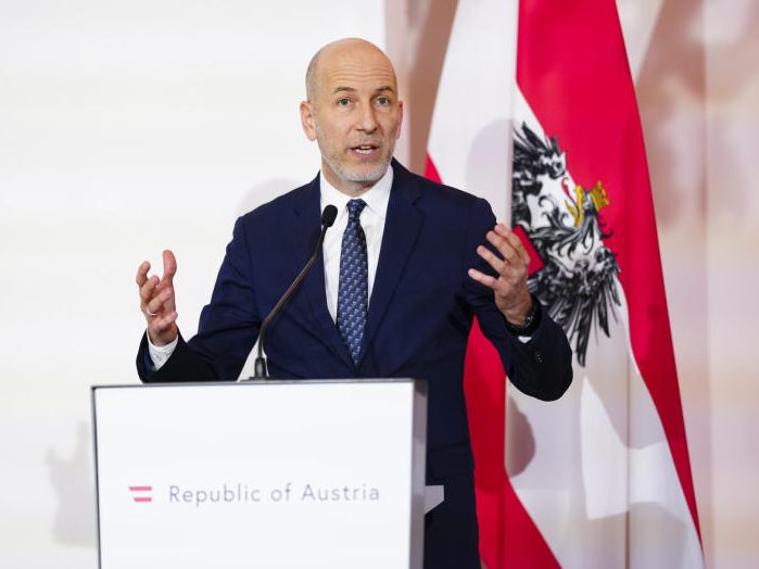 In Österreich wurden seit Jahresbeginn 1.131 Rot-Weiß-Rot-Karten ausgestellt. In Österreich wurden seit Jahresbeginn 1.131 Rot-Weiß-Rot-Karten ausgestellt.