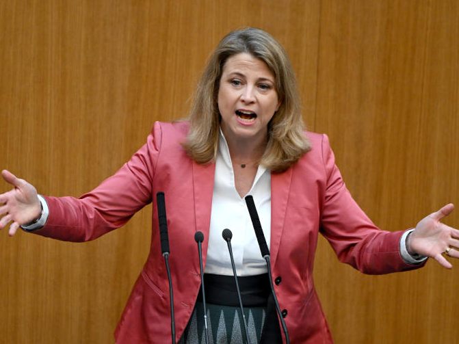 Die NEOS fordern bei Bildung Strategie statt ewigem "Herumdoktern".