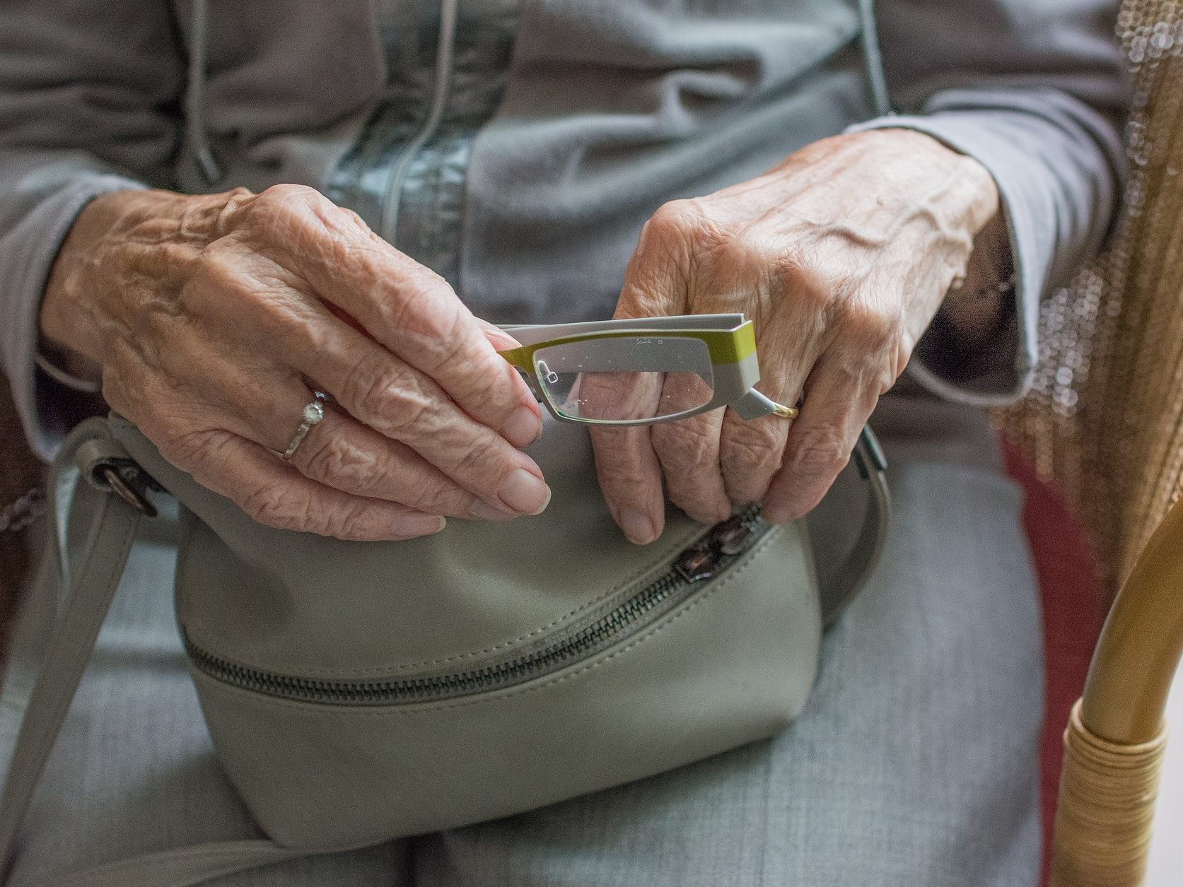 Eine 87-Jährige wurde Opfer eines Handtaschenraubs.