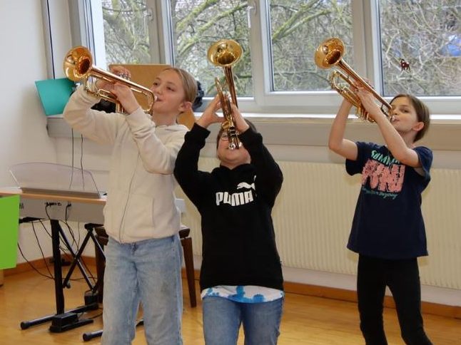Instrumente zum Ausprobieren und Musikschullehrer zum Kennenlernen Instrumente zum Ausprobieren und Musikschullehrer zum Kennenlernen.