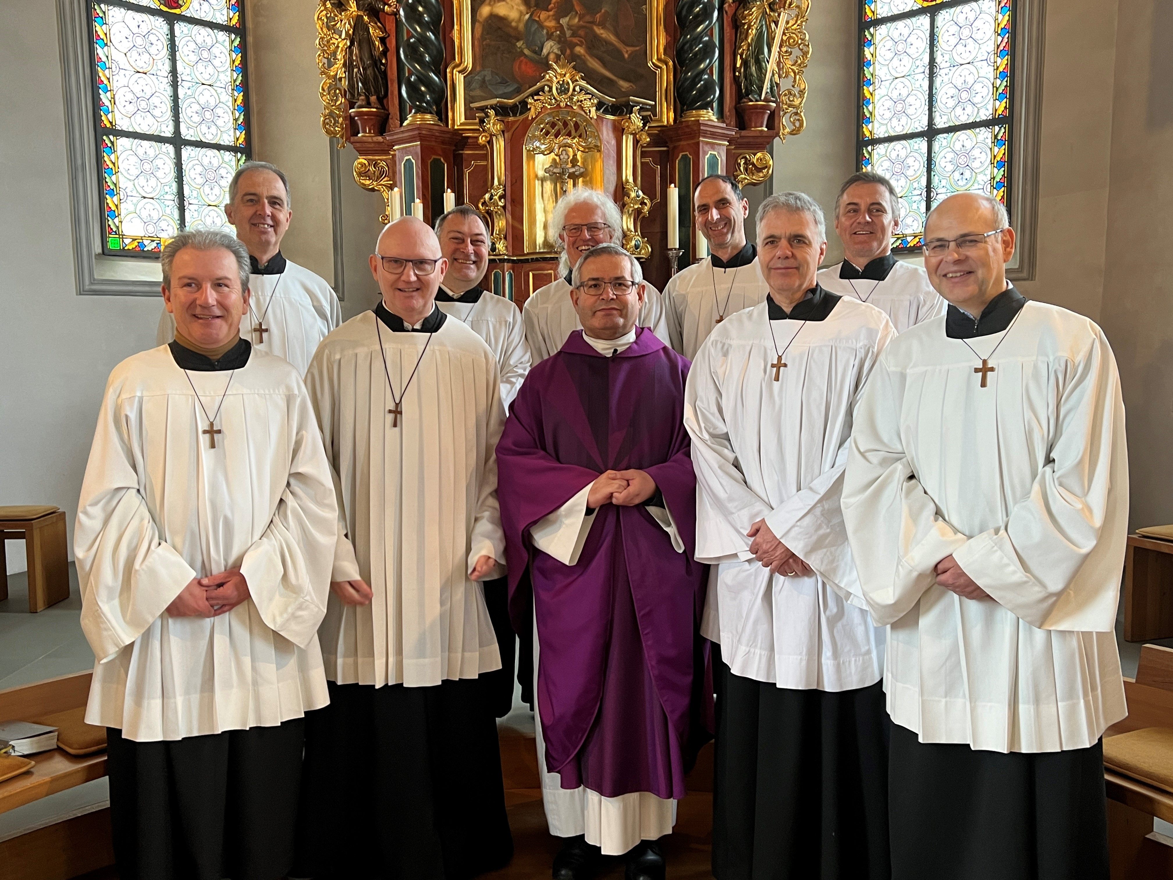 Pfarrer und ehemalige Ministrantenkollegen ehrten den langjährigen Mesner Robert Ender (2. v.li.) zu seinem runden Geburtstag.