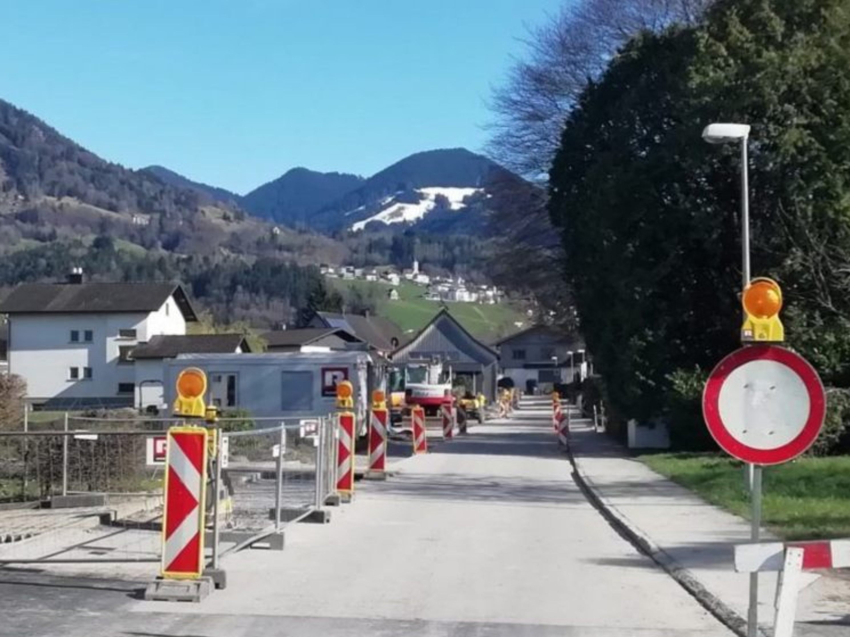 In Röthis kommt es aufgrund von Bauarbeiten am Wasserleitungssystem teils zu erheblichen Verkehrsbehinderungen