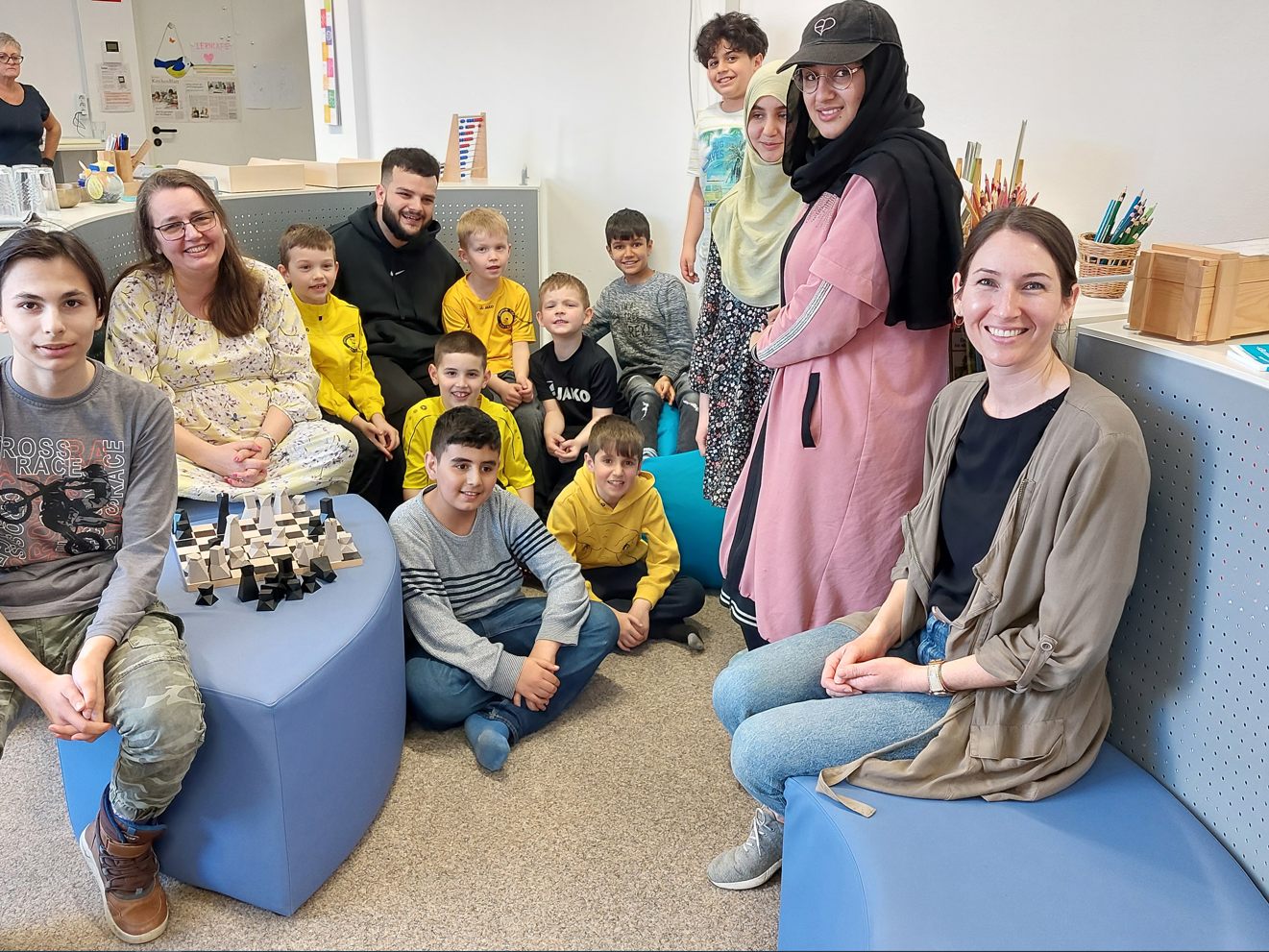 Besuch im Lerncafé Feldirch: U7-Nachwuschspieler vom SC Tisis mit Trainer Bünyamin Yildiz. Besuch im Lerncafé Feldirch: U7-Nachwuschspieler vom SC Tisis mit Trainer Bünyamin Yildiz.