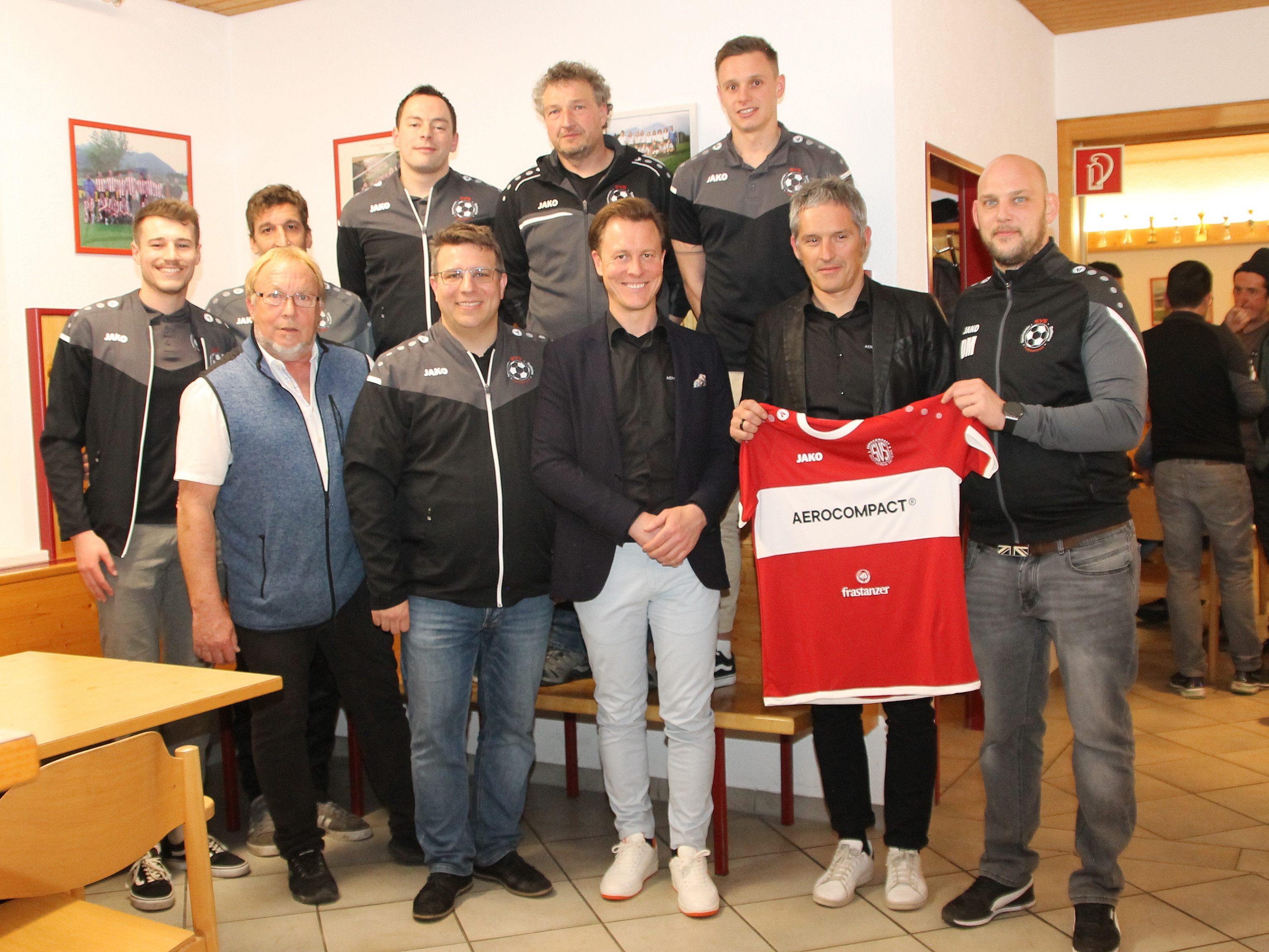 Der SV Satteins strebt mit einem neuen Hauptsponsor den Aufstieg an. Der SV Satteins strebt mit einem neuen Hauptsponsor den Aufstieg an.