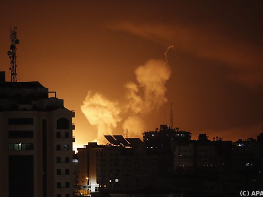 Explosionen und Rauch über Gaza Explosionen und Rauch über Gaza