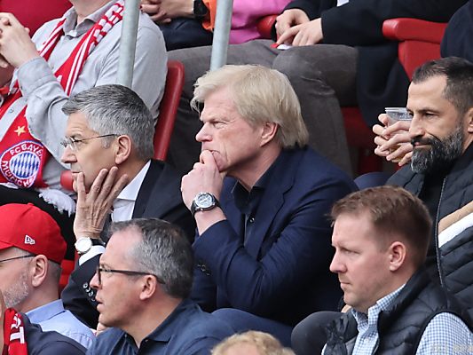 Angespannte Bayern-Mienen: Präsident Hainer, Kahn und Salihamidzic Angespannte Bayern-Mienen: Präsident Hainer, Kahn und Salihamidzic