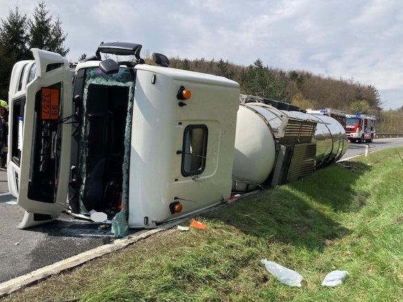 Ein Gefahrenguttransporter verunfallte am Montag auf der B37 in NÖ. Ein Gefahrenguttransporter verunfallte am Montag auf der B37 in NÖ.