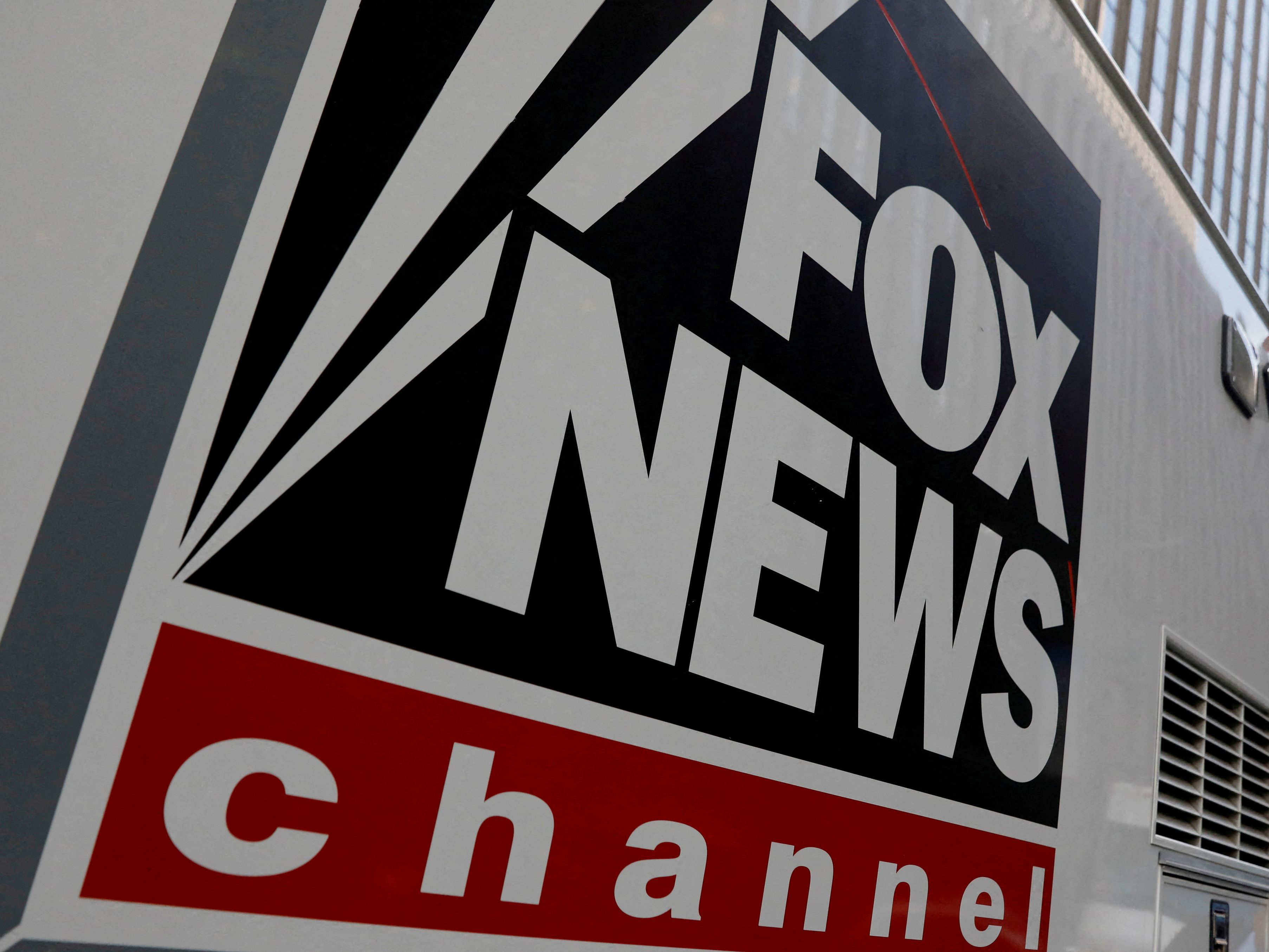 Der Prozess gegen den US-Sender Fox News soll nun am Dienstag beginnen. Der Prozess gegen den US-Sender Fox News soll nun am Dienstag beginnen.