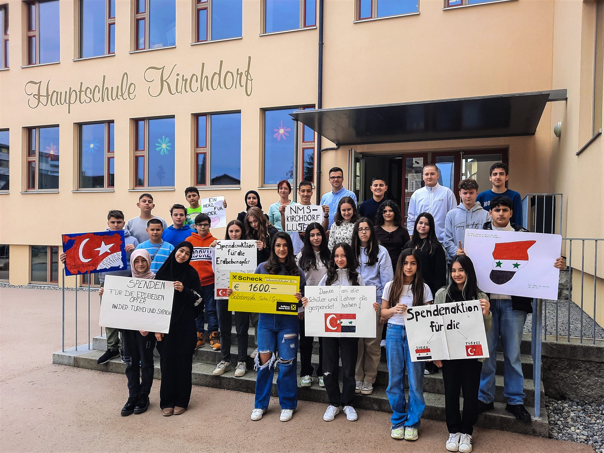 Die Schüler der Mittelschule Kirchdorf spendeten durch ihren einwöchigen Jausenverkauf an die Erdbebenopfer in der Türkei und in Syrien. Die Schüler der Mittelschule Kirchdorf spendeten durch ihren einwöchigen Jausenverkauf an die Erdbebenopfer in der Türkei und in Syrien.