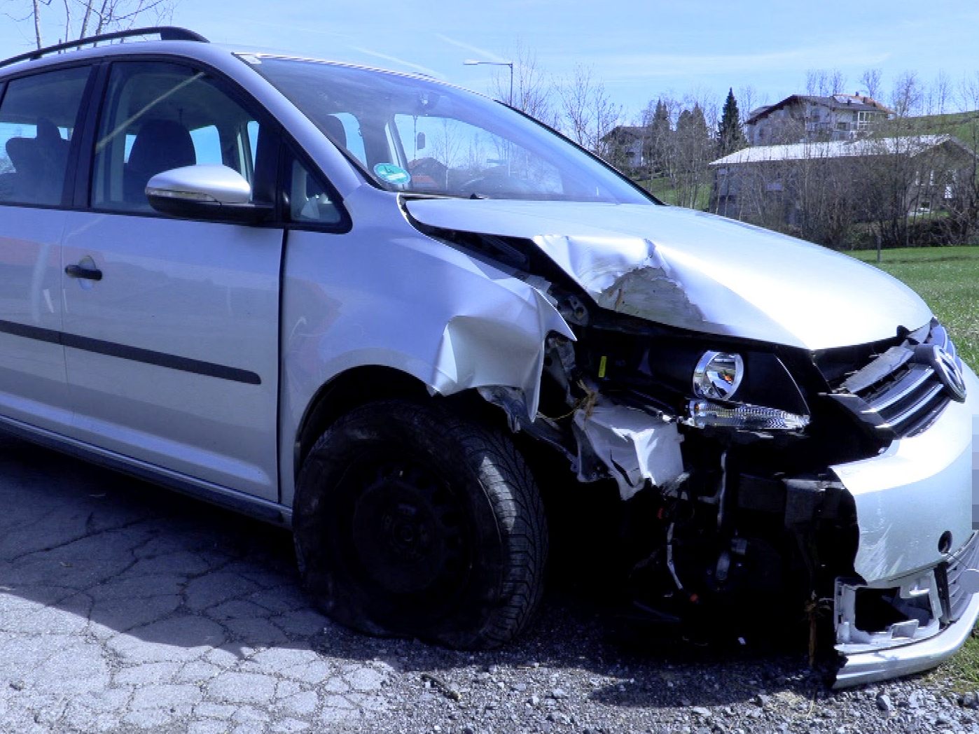 Der schwer beschädigte Unfallwagen.