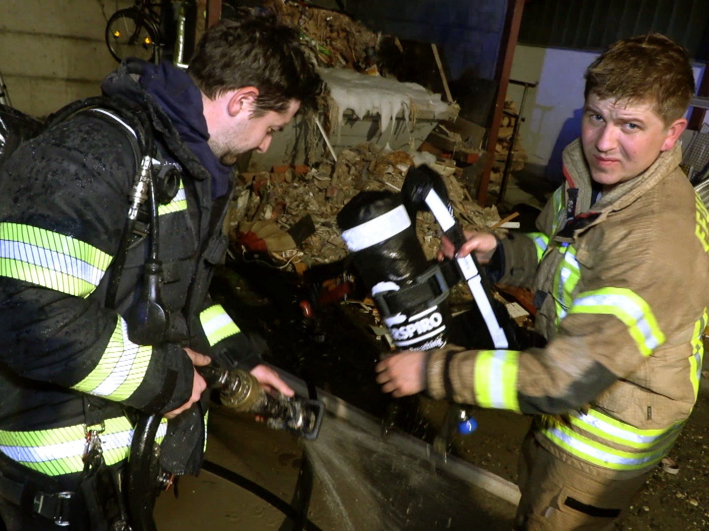 Die Feuerwehrleute im Einsatz bei der Dornbirner Tischlerei.