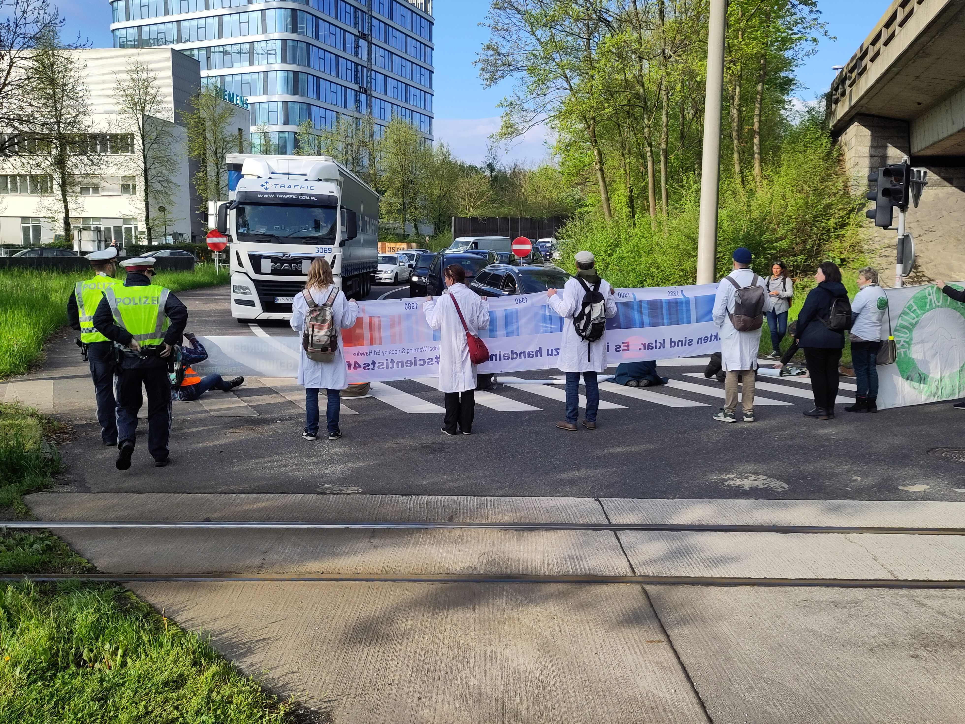 Die "Letzte Generation" wird von den "Omas gegen Rechts" unterstützt.