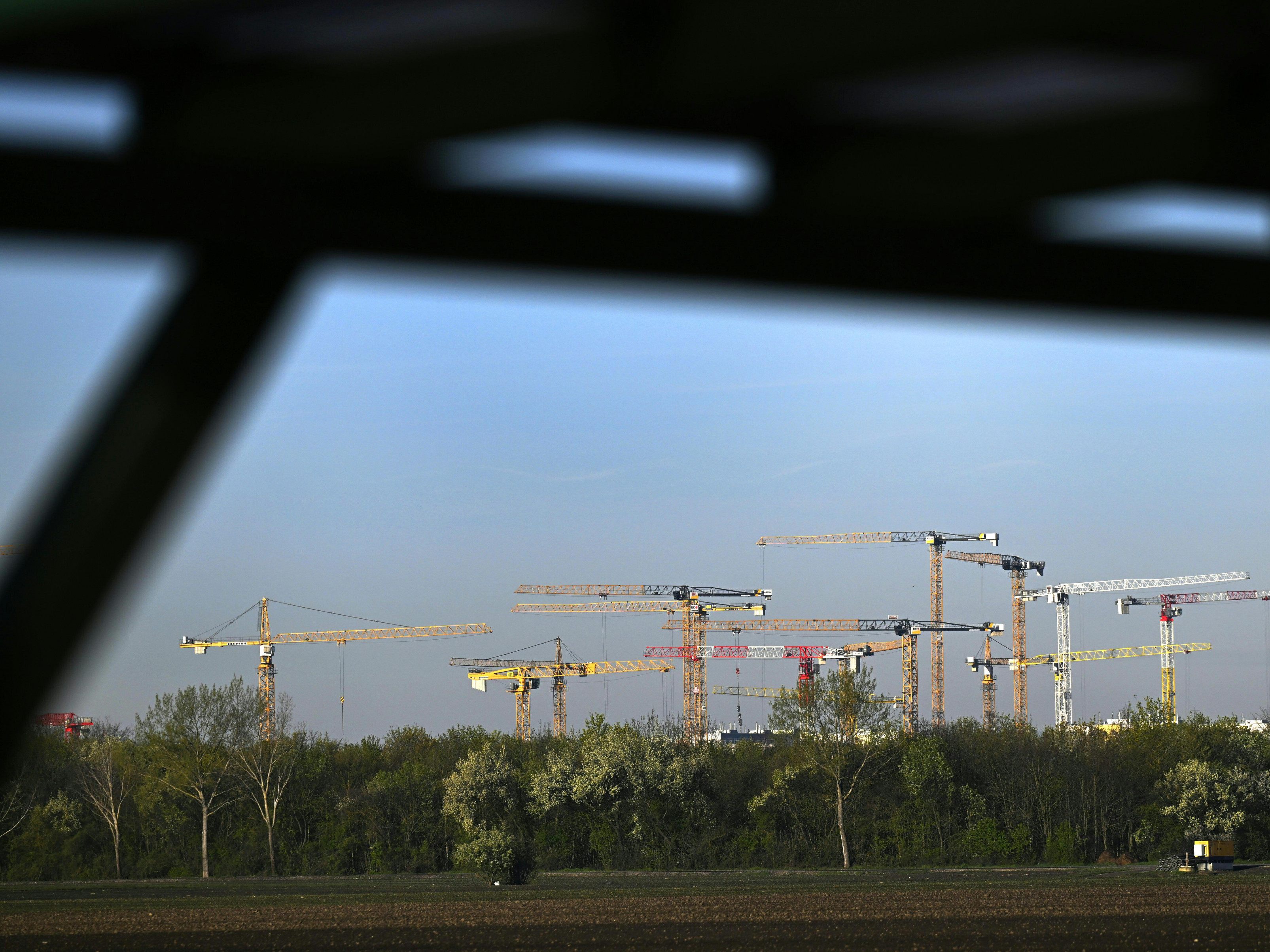 Beispielsweise bei der Flächenversiegelung gibt es in Österreich eine negative Entwicklung, wenn man sich die SDGs ansieht. Beispielsweise bei der Flächenversiegelung gibt es in Österreich eine negative Entwicklung, wenn man sich die SDGs ansieht.