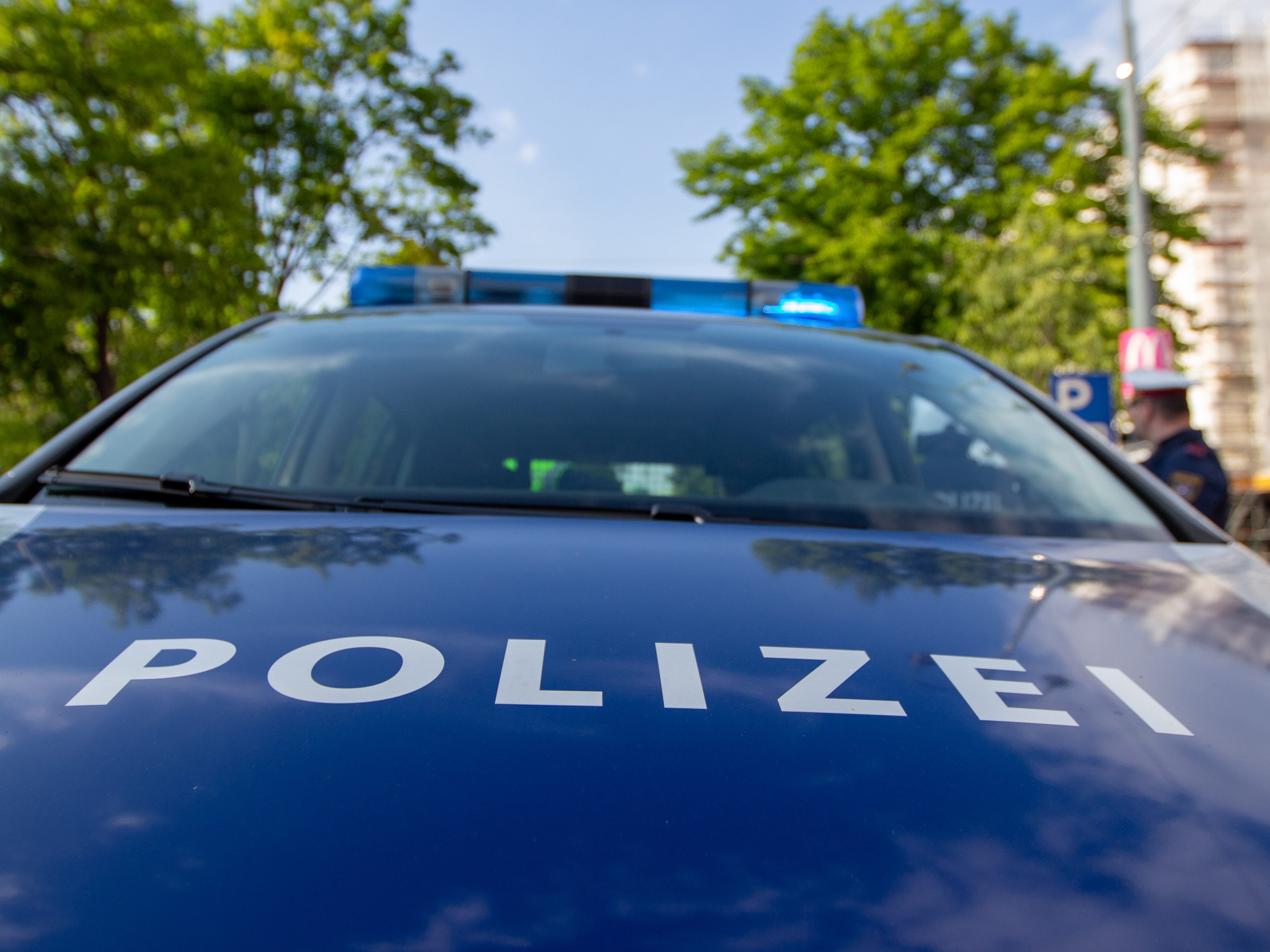 Bei einem Überfall auf ein Juweliergeschäft in Seitenstetten wurde die Inhaberin laut Polizei massiv attackiert. Bei einem Überfall auf ein Juweliergeschäft in Seitenstetten wurde die Inhaberin laut Polizei massiv attackiert.