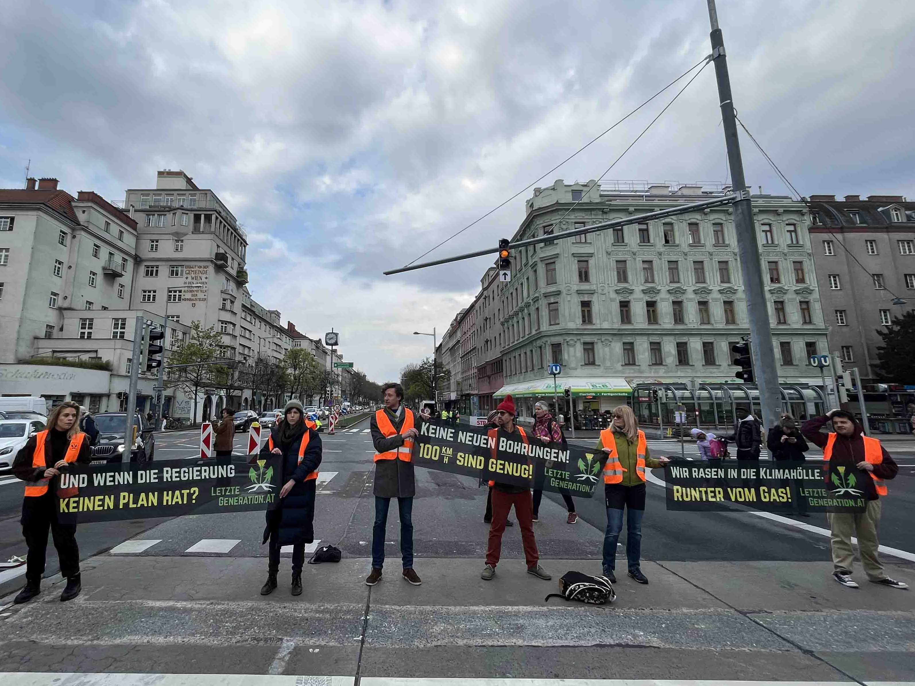 Im Bereich der Reichsbrücke hatten sich am Montag-Früh erneut Klimaaktivisten festgeklebt. Im Bereich der Reichsbrücke hatten sich am Montag-Früh erneut Klimaaktivisten festgeklebt.