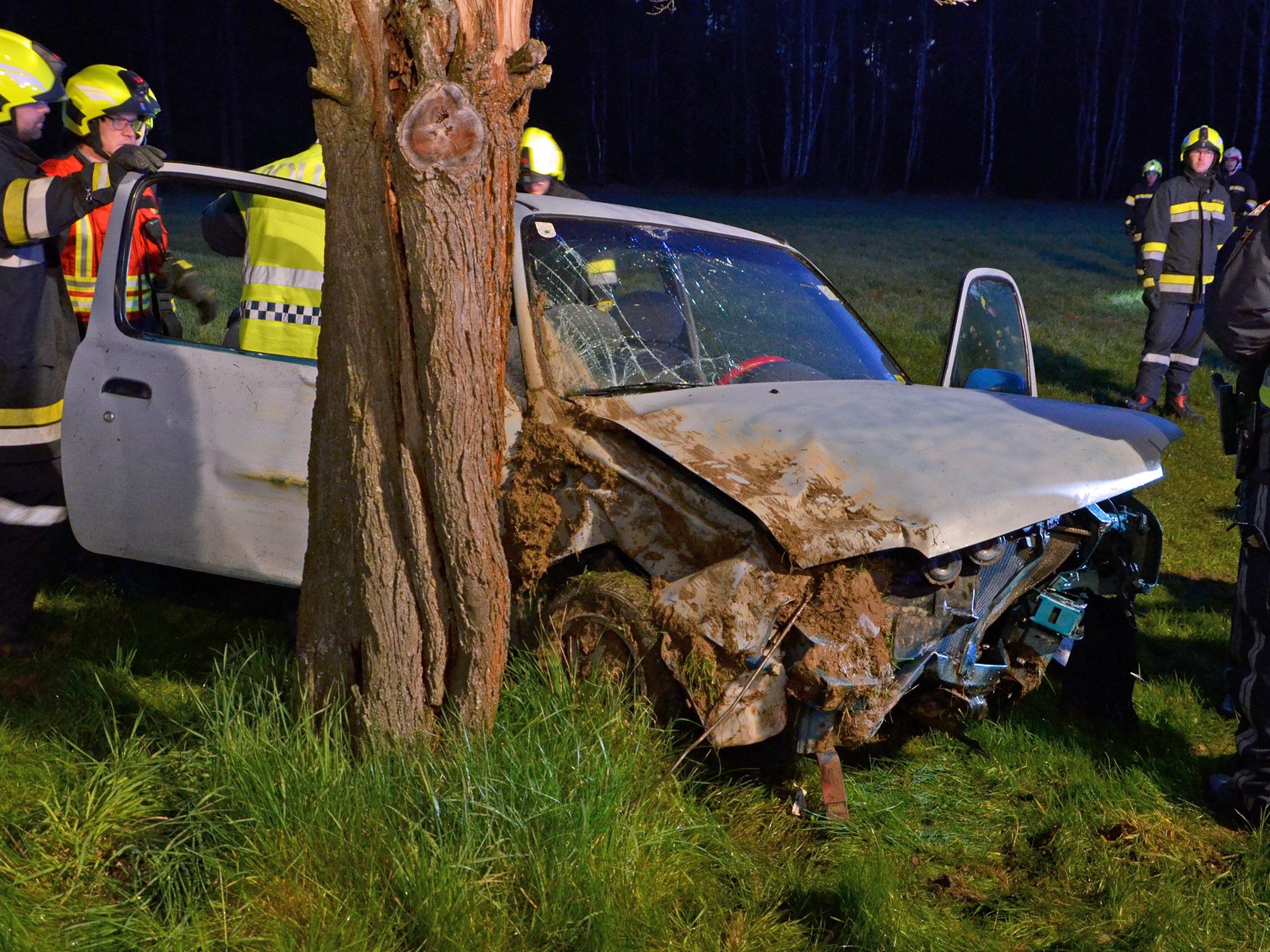 Eine 17-Jährige wurde nach einem Unfall in NÖ von einer Ersthelferin gerettet. Eine 17-Jährige wurde nach einem Unfall in NÖ von einer Ersthelferin gerettet.