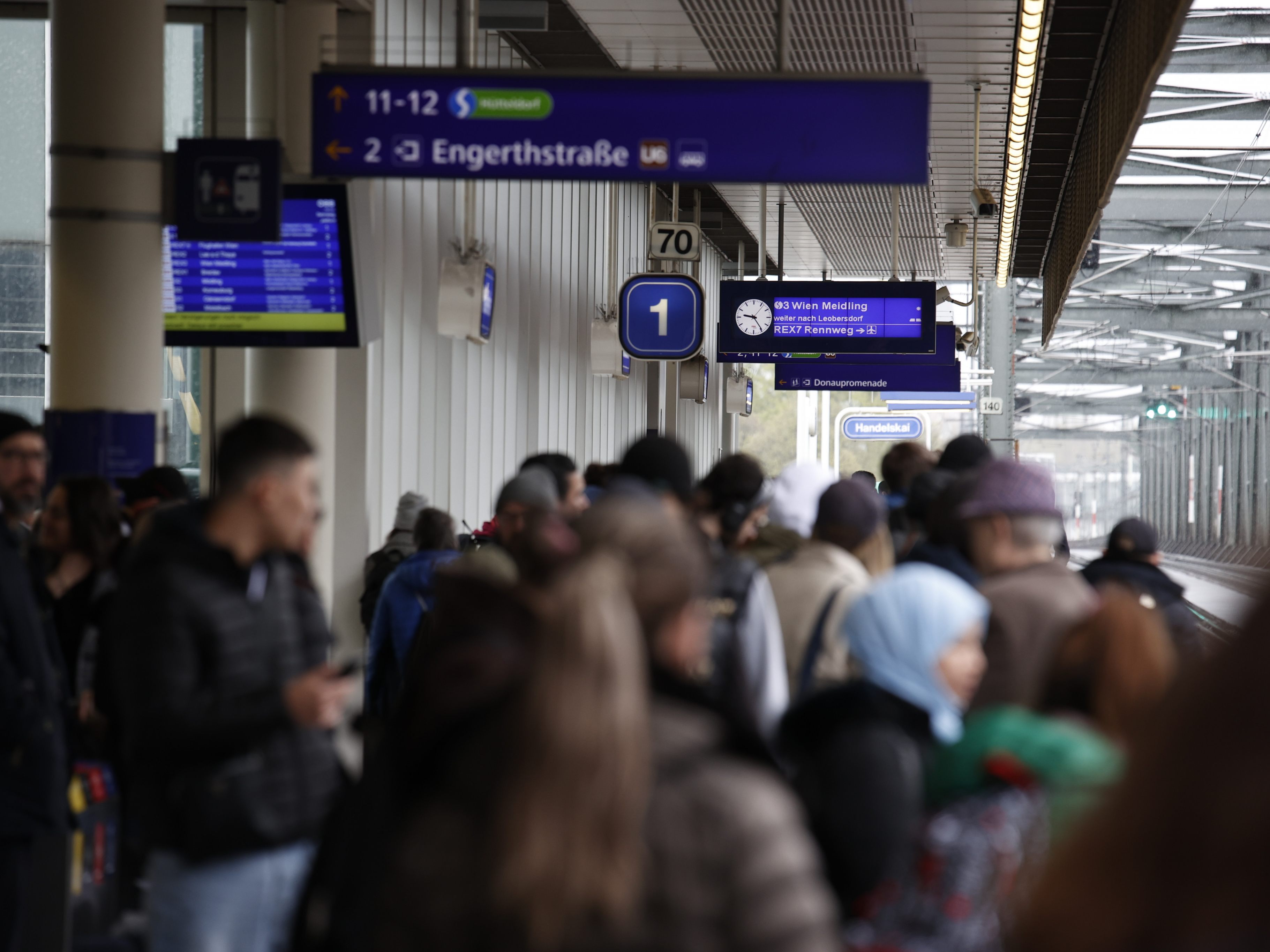 Wartende Menschen in Wien. "Kein Zugverkehr möglich" informierten die ÖBB mit Blick auf Ostösterreich. Wartende Menschen in Wien. "Kein Zugverkehr möglich" informierten die ÖBB mit Blick auf Ostösterreich.