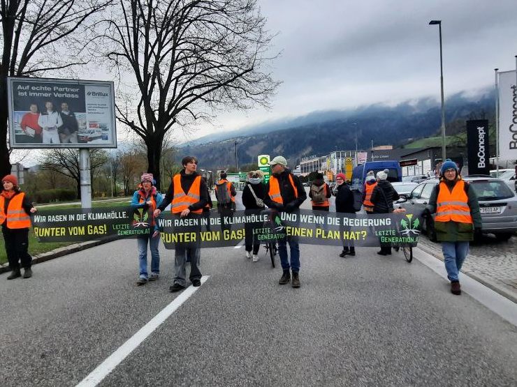 In Innsbruck sorgten Klimaaktivisten erneut für Stau. In Innsbruck sorgten Klimaaktivisten erneut für Stau.