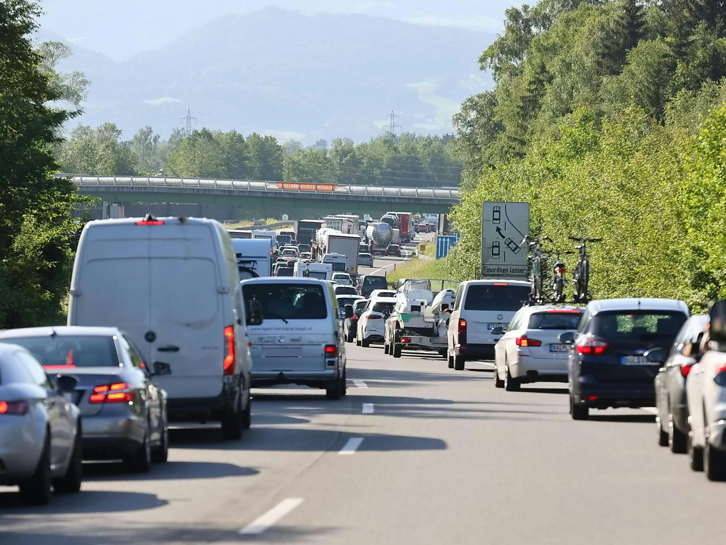 Wegen zwei Reisewellen kann es zu Staus auf Österreichs Straßen am Osterwochenende kommen. Wegen zwei Reisewellen kann es zu Staus auf Österreichs Straßen am Osterwochenende kommen.