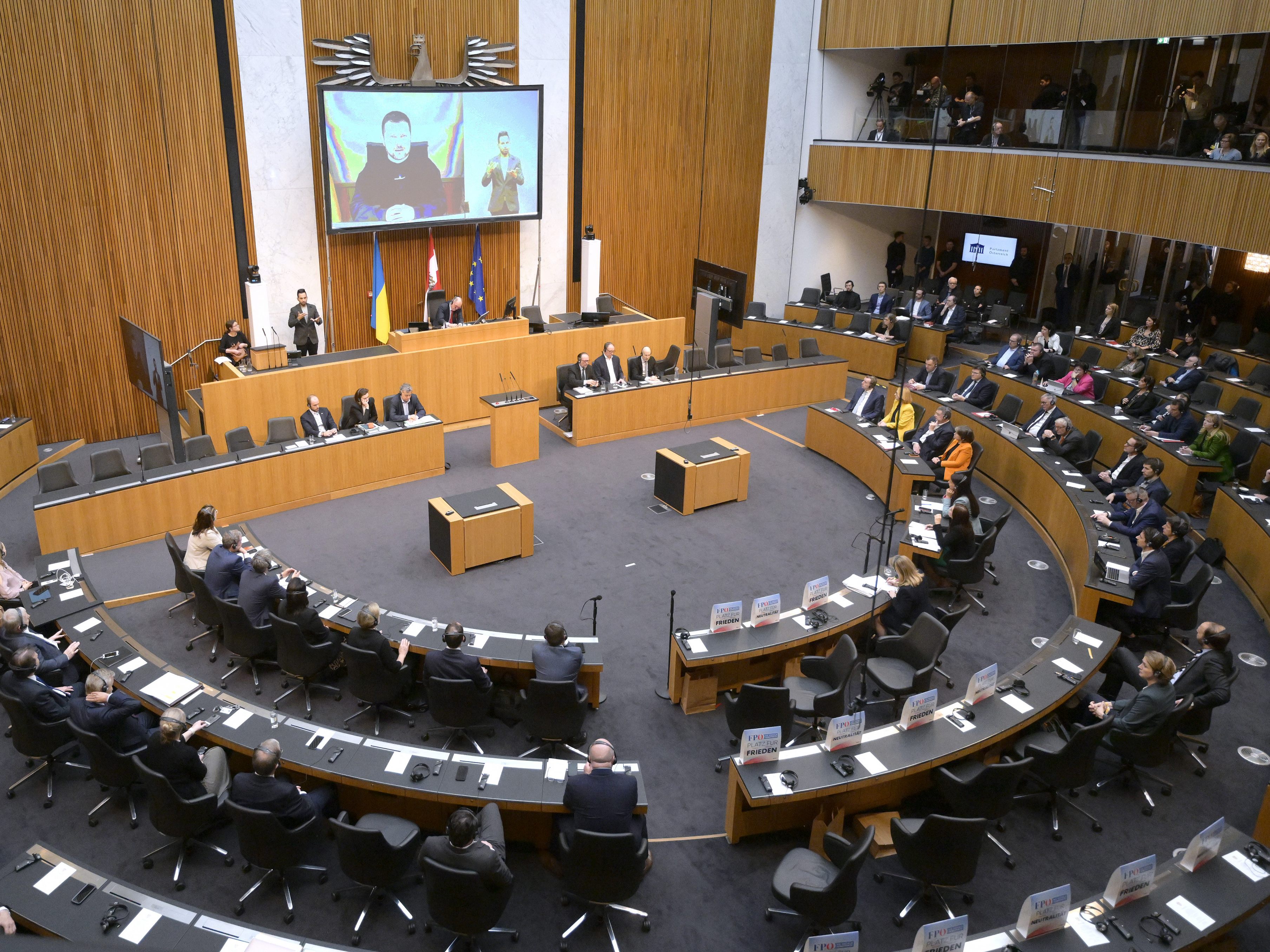 Bei der Selenskyj-Rede im Nationalrat waren viele Plätze leer. Bei der Selenskyj-Rede im Nationalrat waren viele Plätze leer.