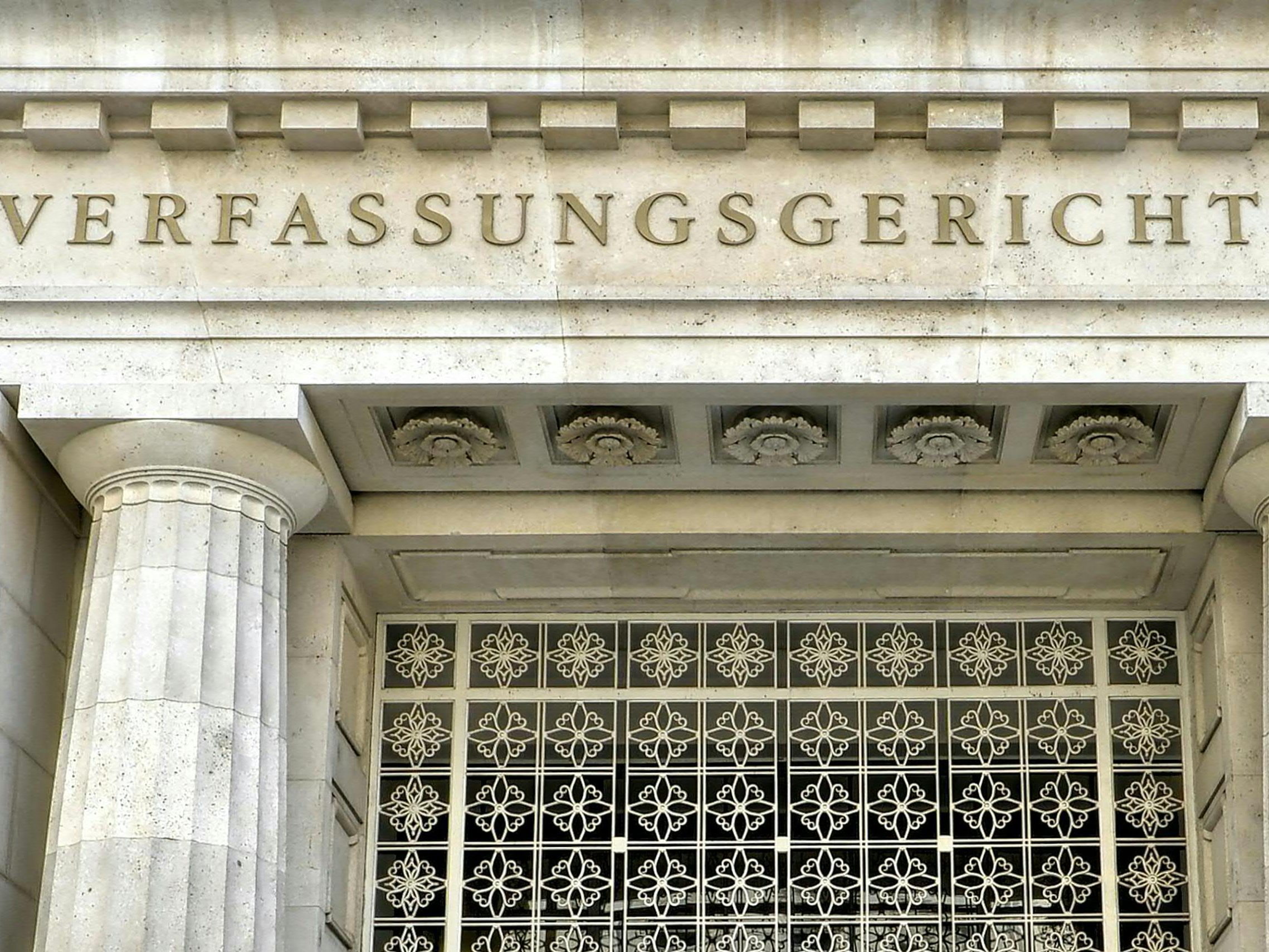 Scharfe Kritik an den vorigen Instanzen setzte es vom VfGH. Scharfe Kritik an den vorigen Instanzen setzte es vom VfGH.
