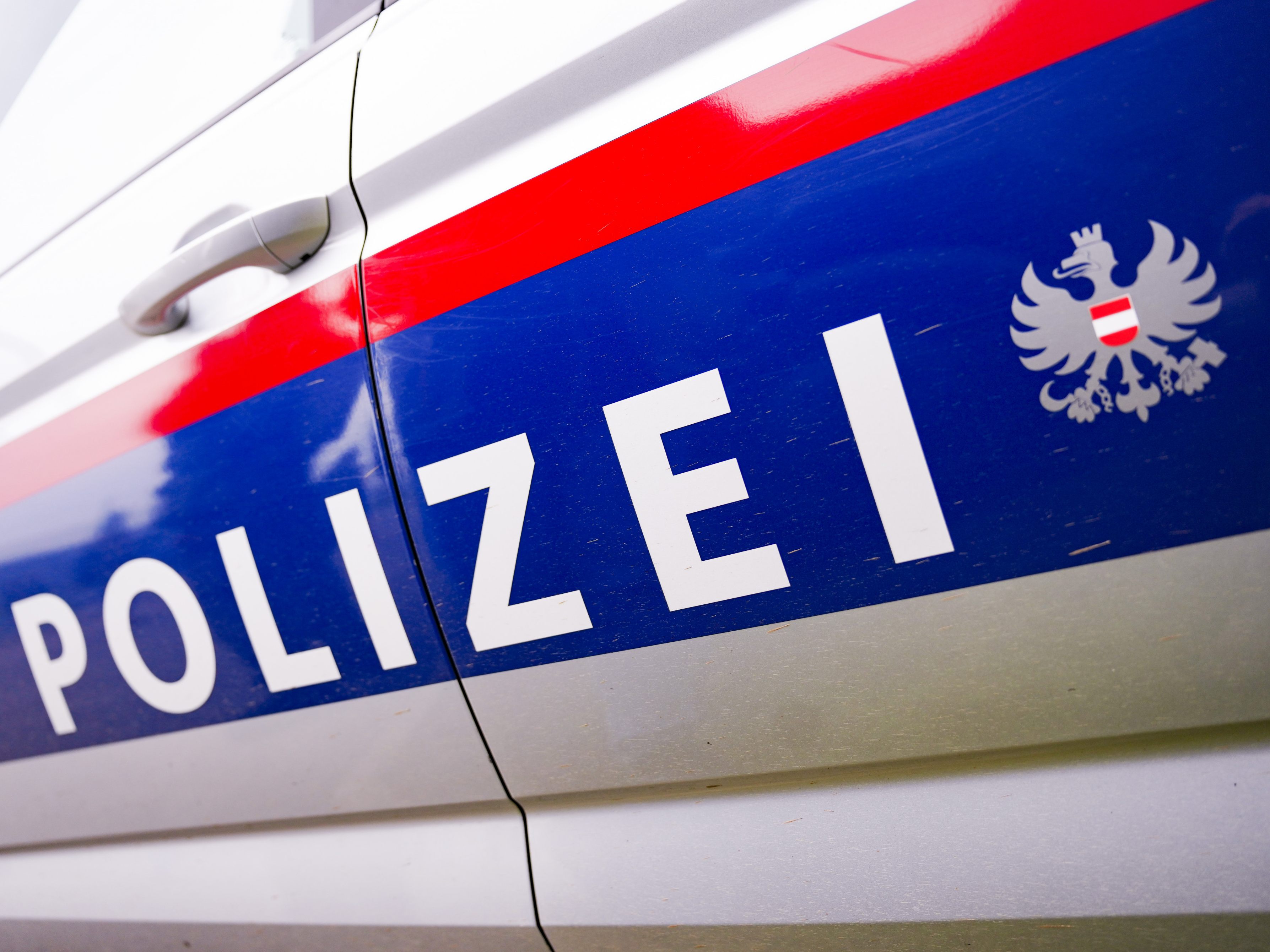 Ein Mann schlug eine Frau in Wien-Liesing auf der Straße.
