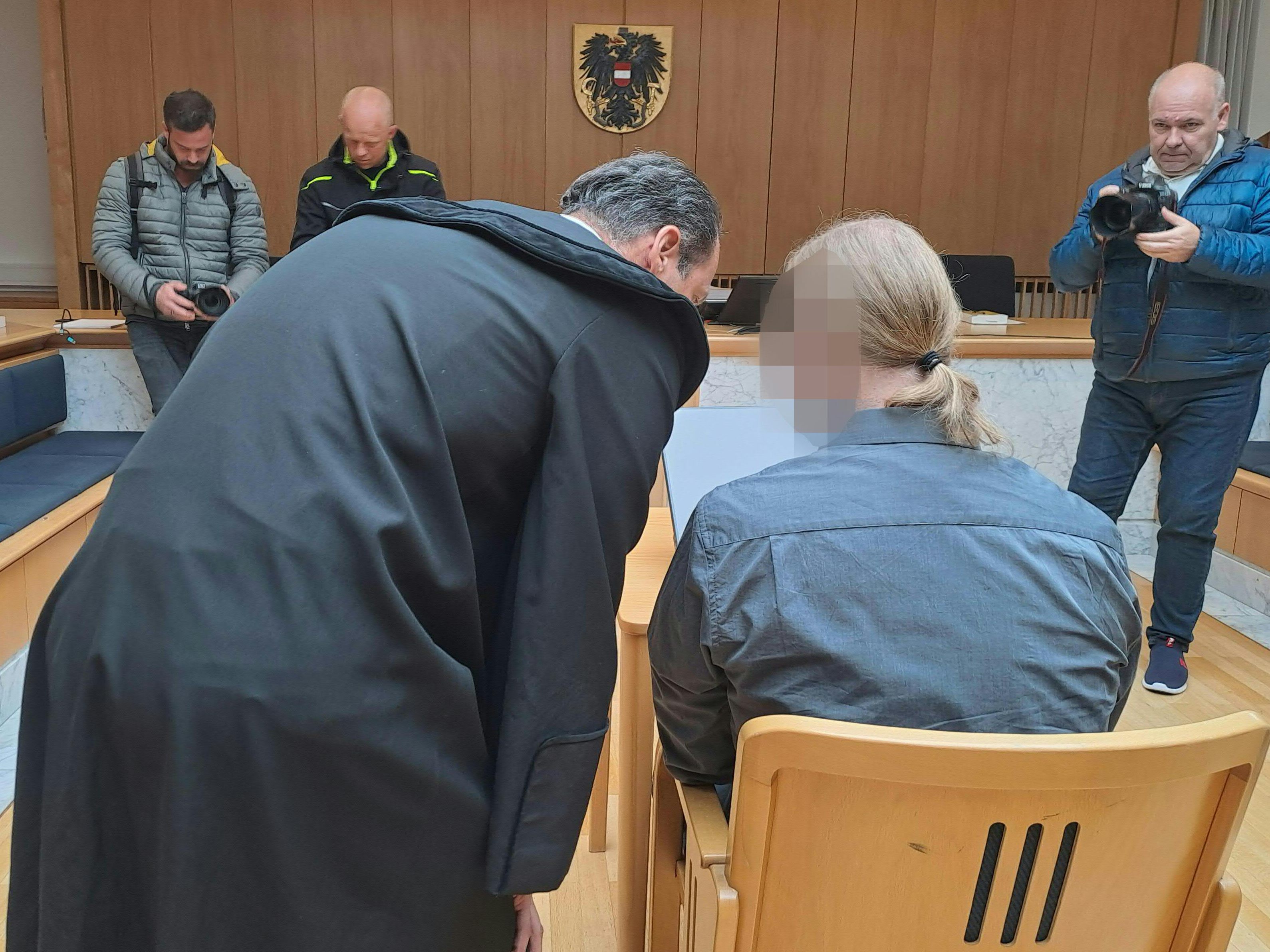 Nachdem in Steyr eine Escort-Dame getötet worden ist, bekam der Angeklagte lebenslang. Nachdem in Steyr eine Escort-Dame getötet worden ist, bekam der Angeklagte lebenslang.