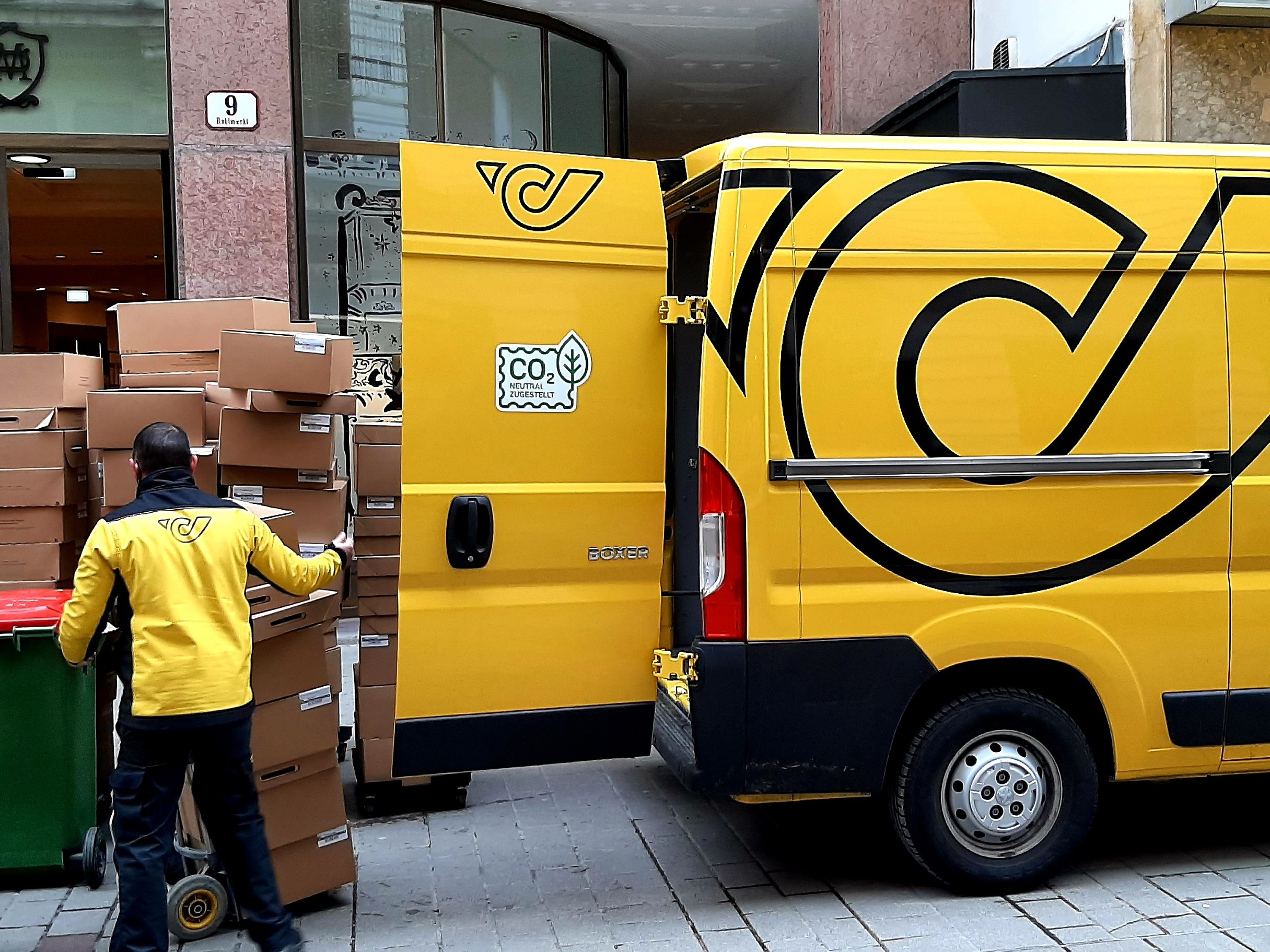 Postler bekommen um bis zu 10 Prozent mehr bezahlt - allerdings erst ab 1. Jänner 2024. Postler bekommen um bis zu 10 Prozent mehr bezahlt - allerdings erst ab 1. Jänner 2024.