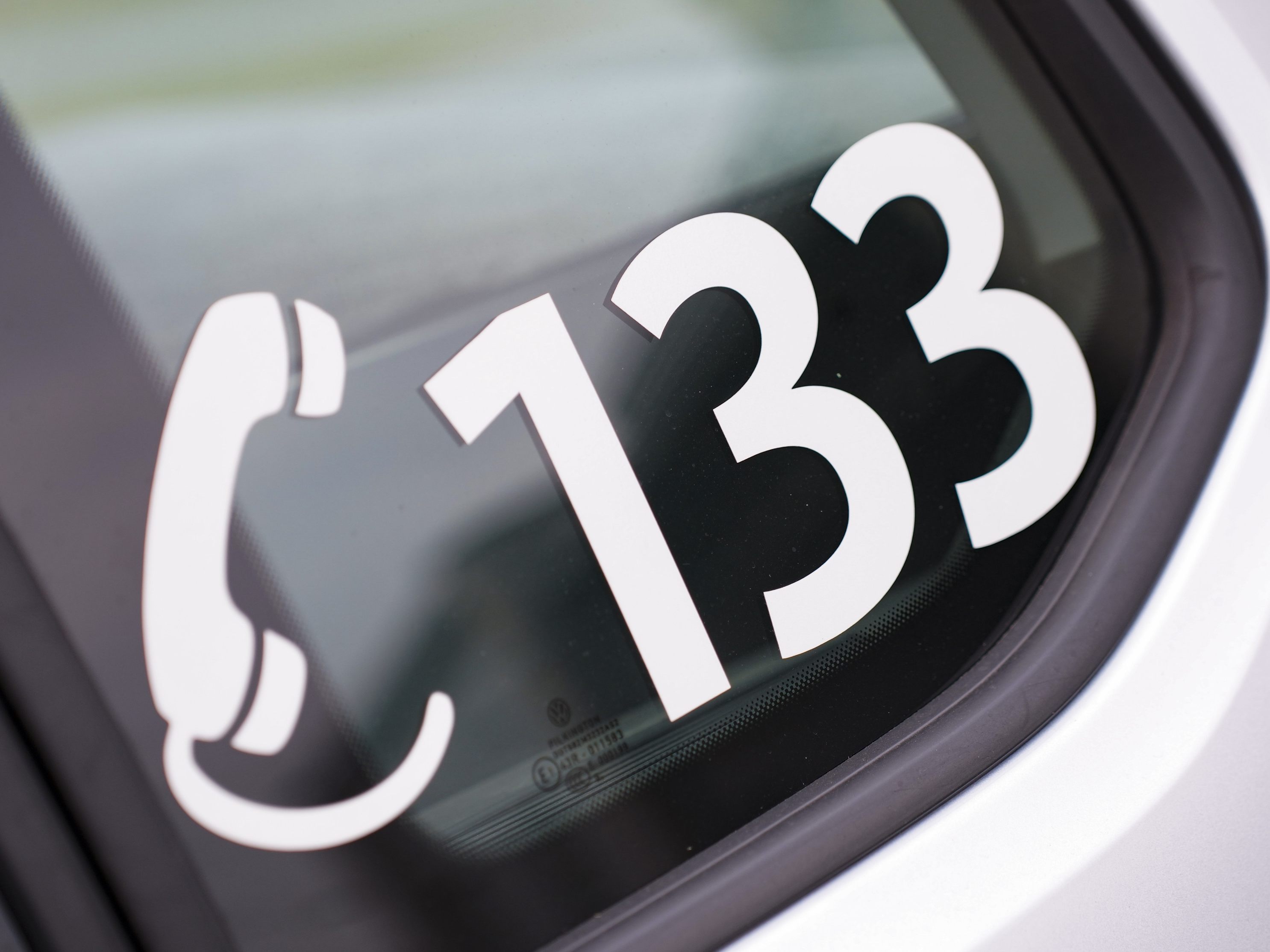Ein Trio soll einen 21-Jährigen mit Messern am Kopf verletzt haben.