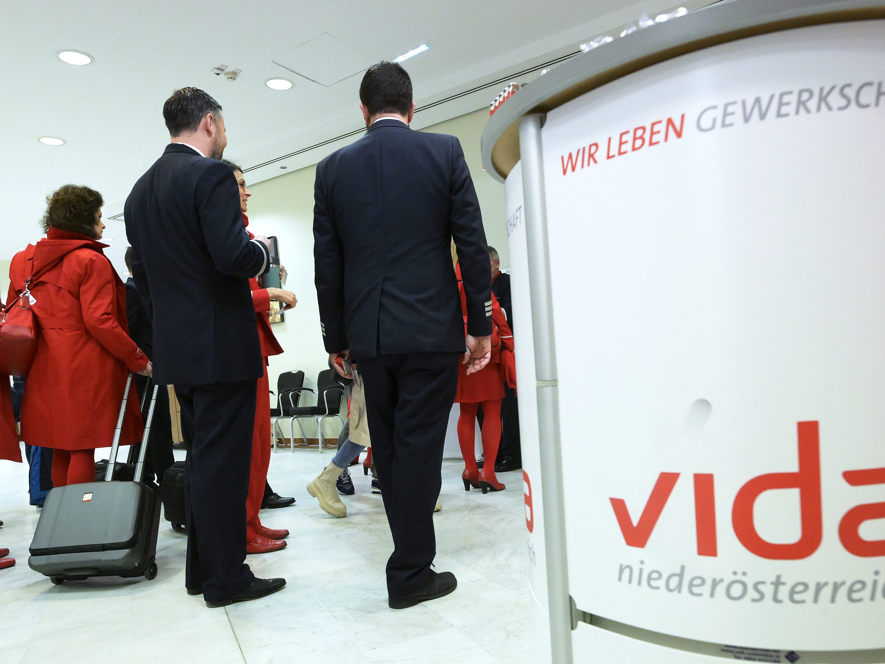 Beschäftigte an Flughäfen erhalten 18 Prozent mehr Lohn oder Gehalt.