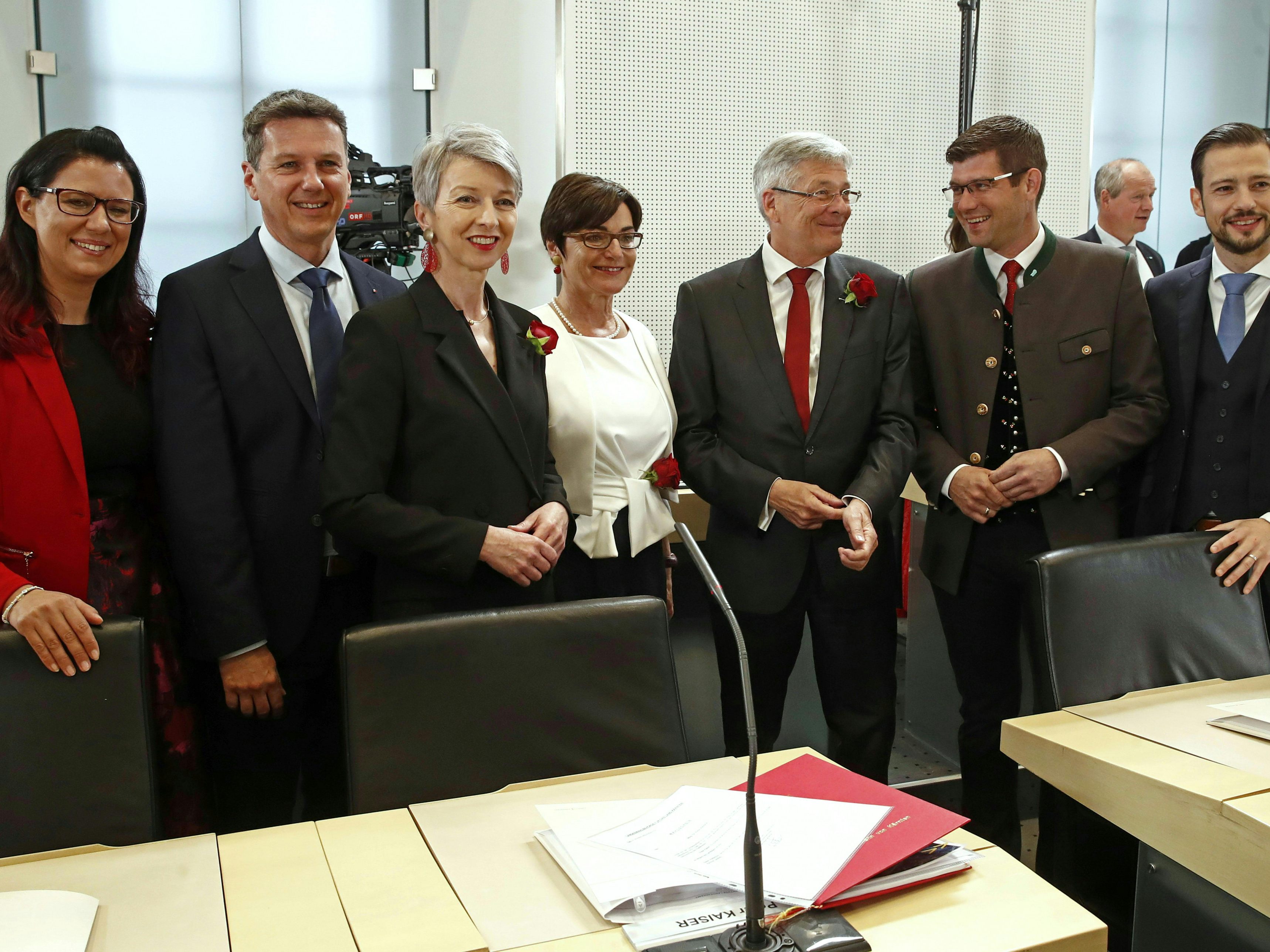 Die Regierungsmannschaft. Dritter von rechts: Peter Kaiser. Die Regierungsmannschaft. Dritter von rechts: Peter Kaiser.