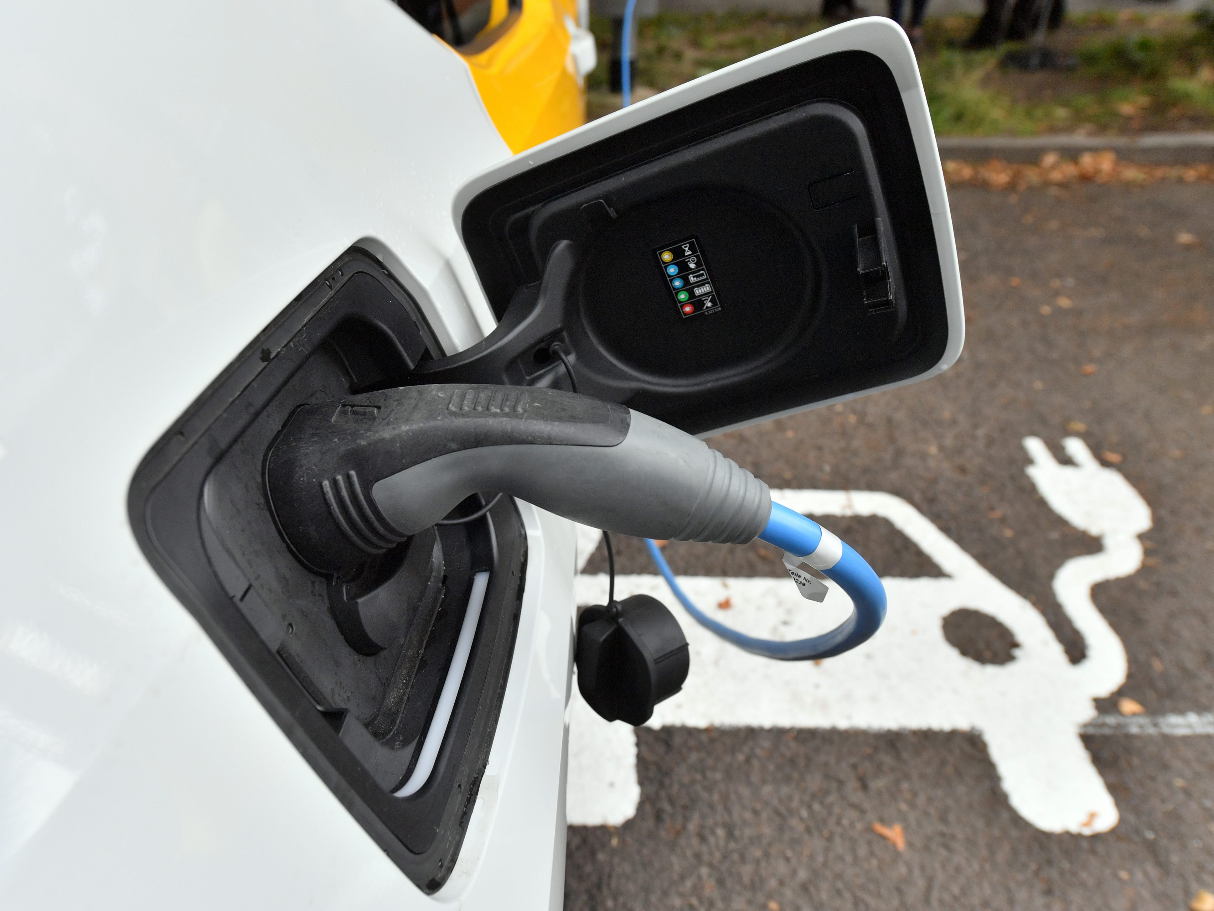 Ein weiterer Ausbau der E-Ladestationen auf Autobahnen ist bis 2035 geplant. Ein weiterer Ausbau der E-Ladestationen auf Autobahnen ist bis 2035 geplant.