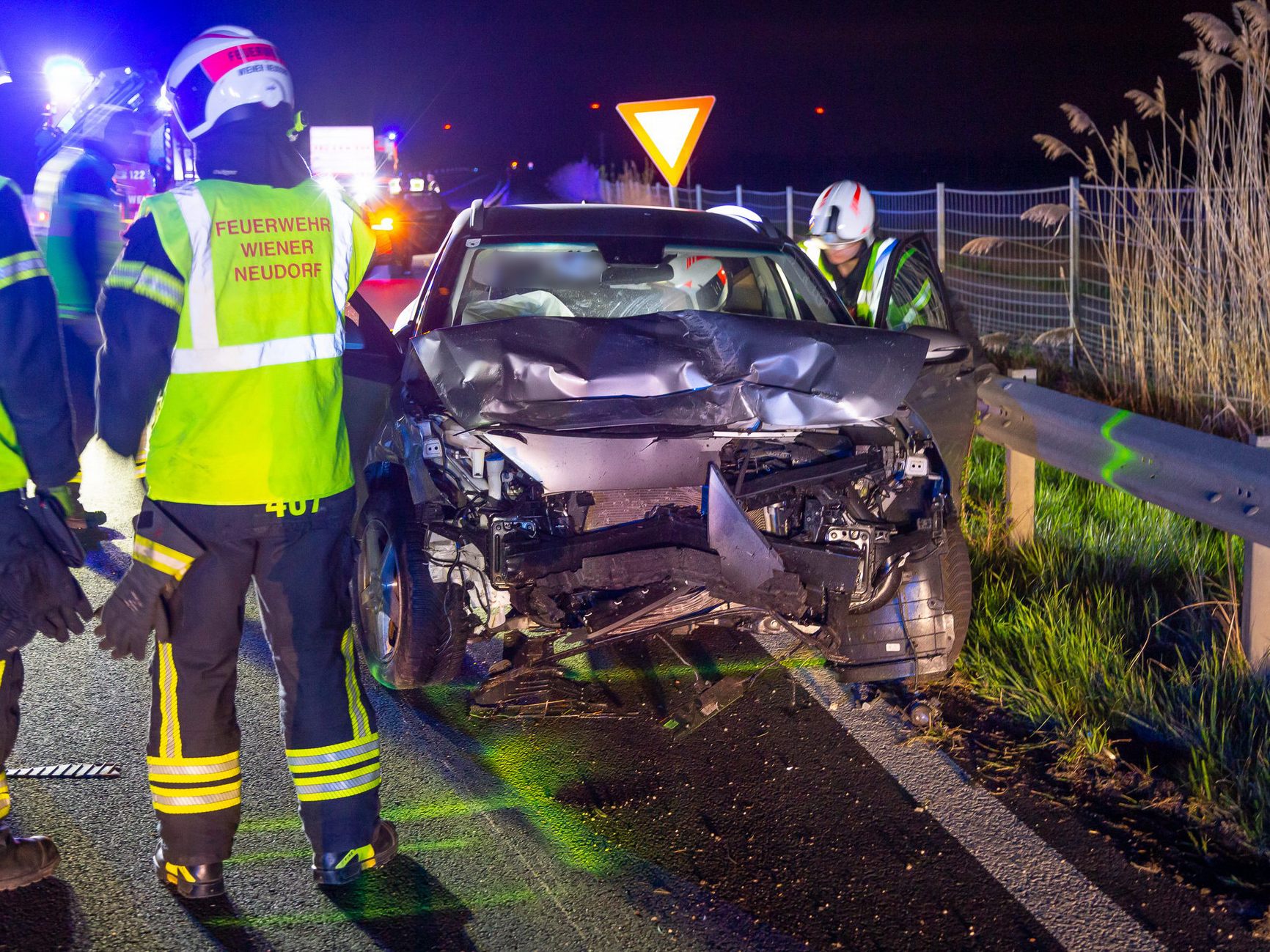 Bei einer schweren Pkw-Kollision auf der A3 starb eine Frau. Bei einer schweren Pkw-Kollision auf der A3 starb eine Frau.