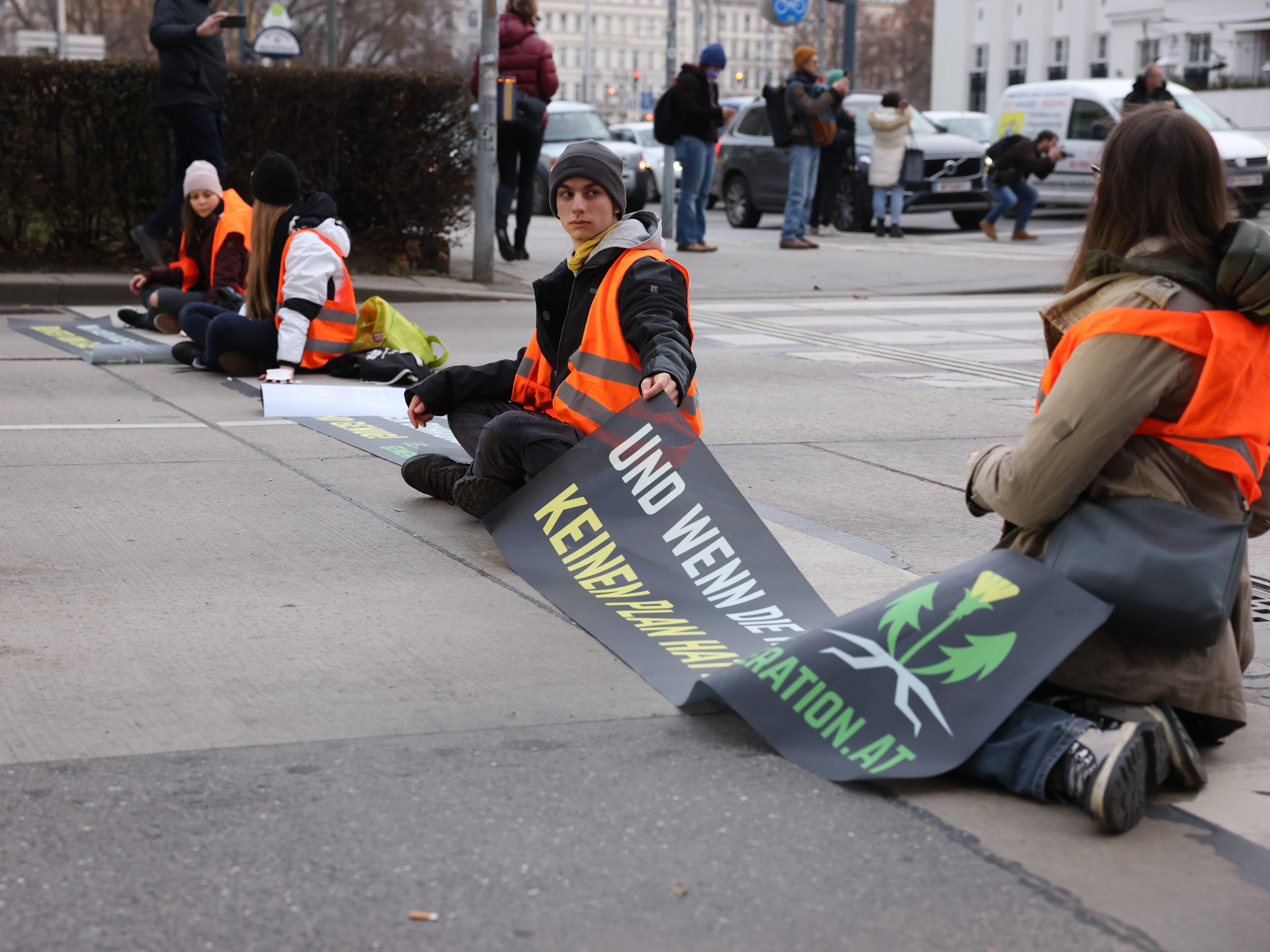 Am Montag blockierten Klima-Aktivisten der "Letzten Generation" in Innsbruck und Salzburg Straßen. Am Montag blockierten Klima-Aktivisten der "Letzten Generation" in Innsbruck und Salzburg Straßen.