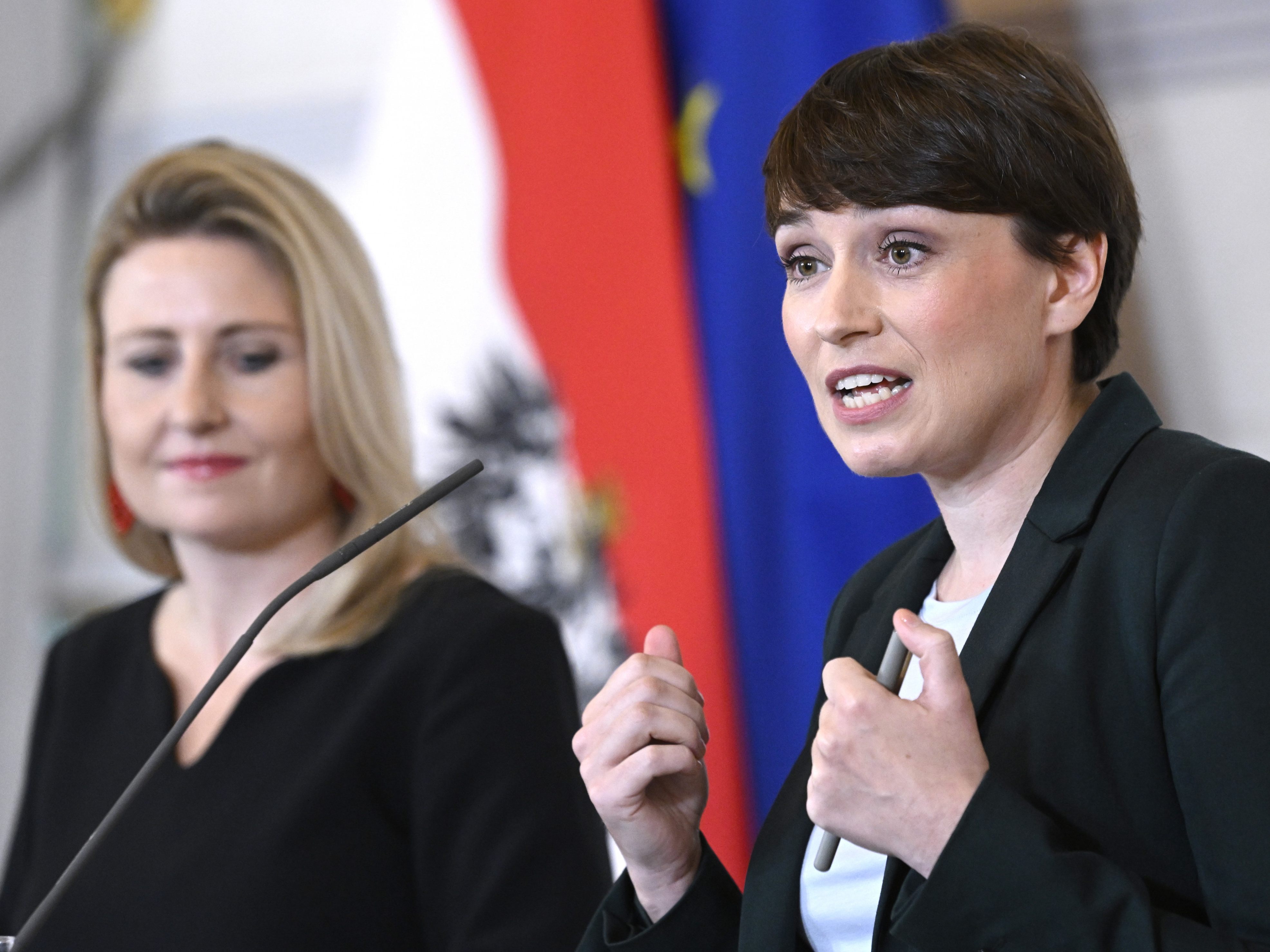 Die grüne Klubobfrau Sigrid Maurer und Medienministerin Susanne Raab (ÖVP) präsentieren am Mittwoch das Medienpaket zum ORF.