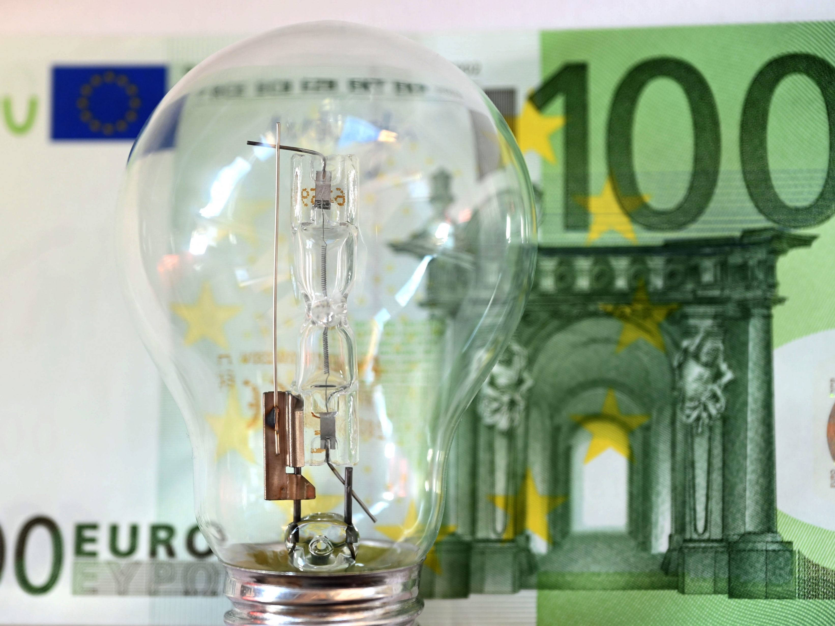 Ab Montag können gewerbliche Haushalte die Stromkostenbremse beantragen.