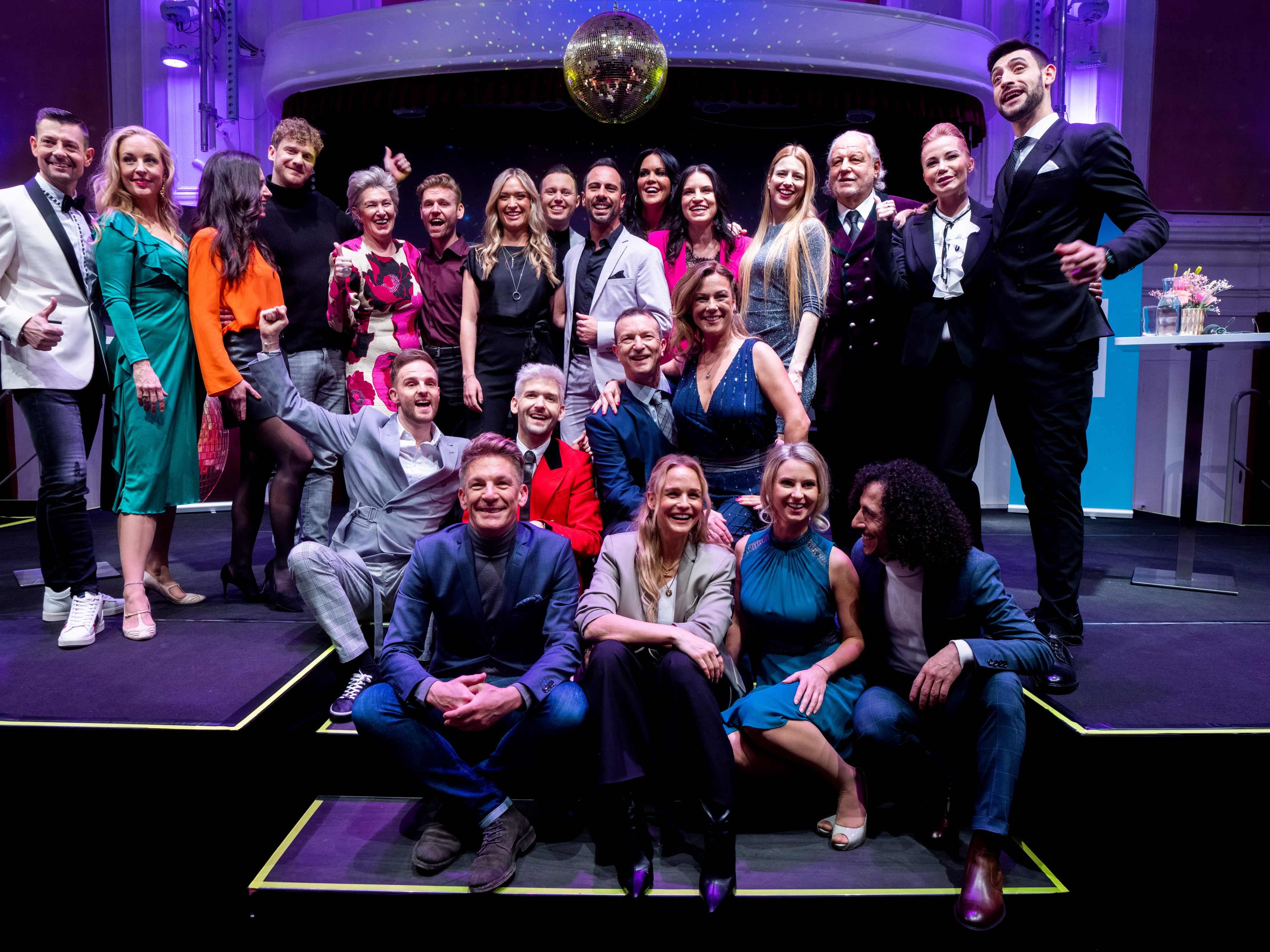 Die "Dancing Stars" präsentieren ihre schönsten Momente. Die "Dancing Stars" präsentieren ihre schönsten Momente.